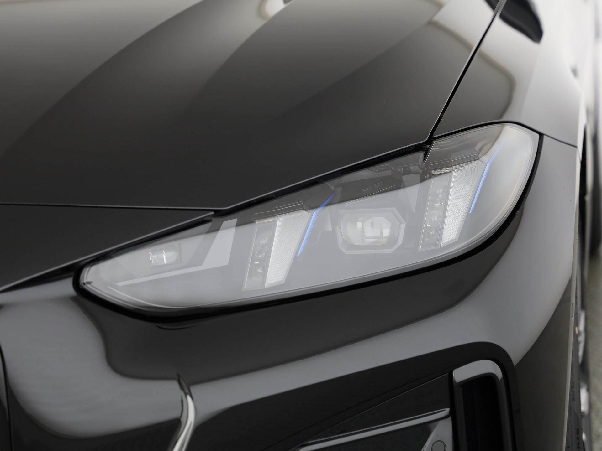 BMW i4 xDrive40-image-5