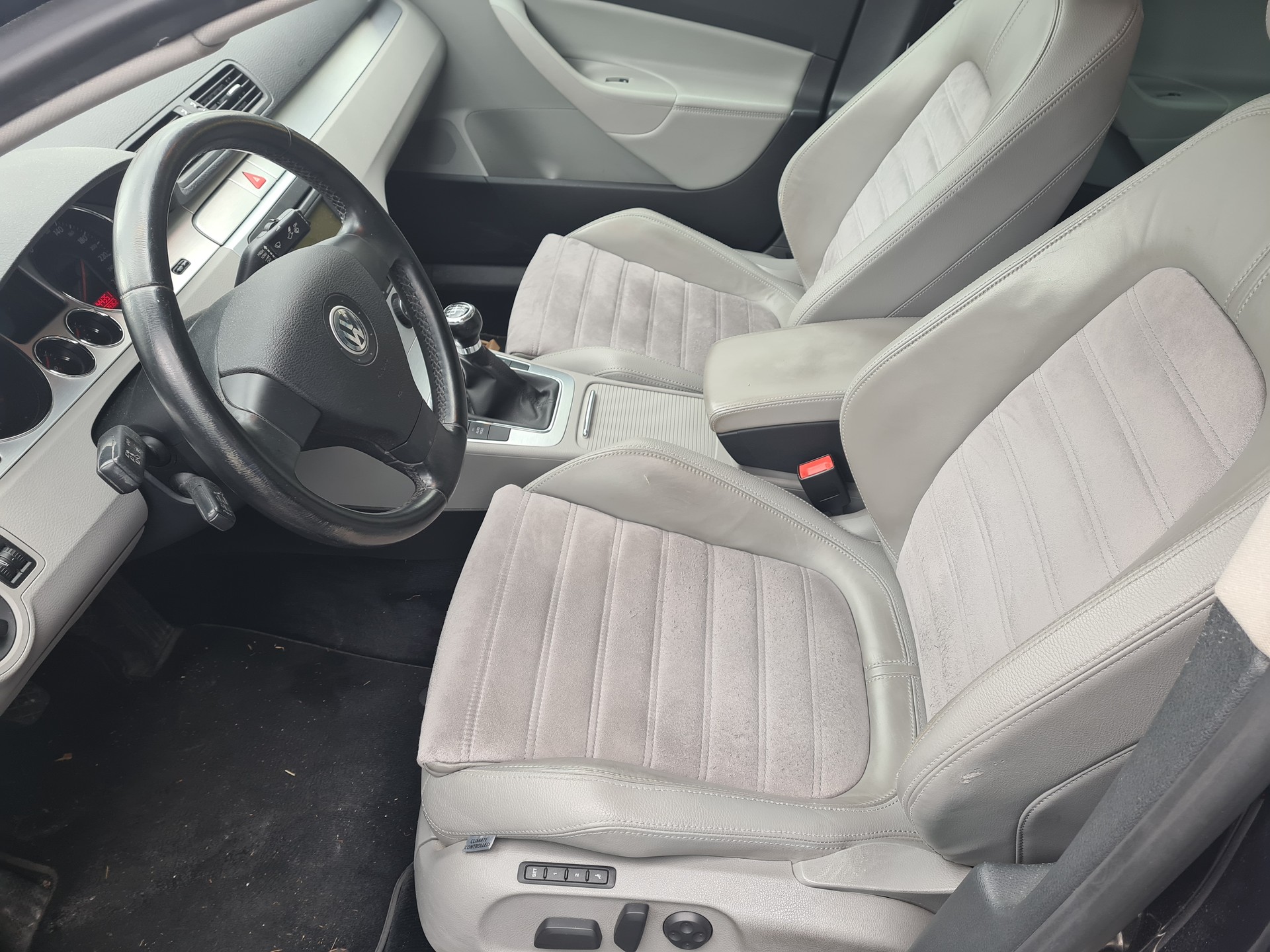 VW Passat 2.0 FSI Trendline 4Motion-image-4