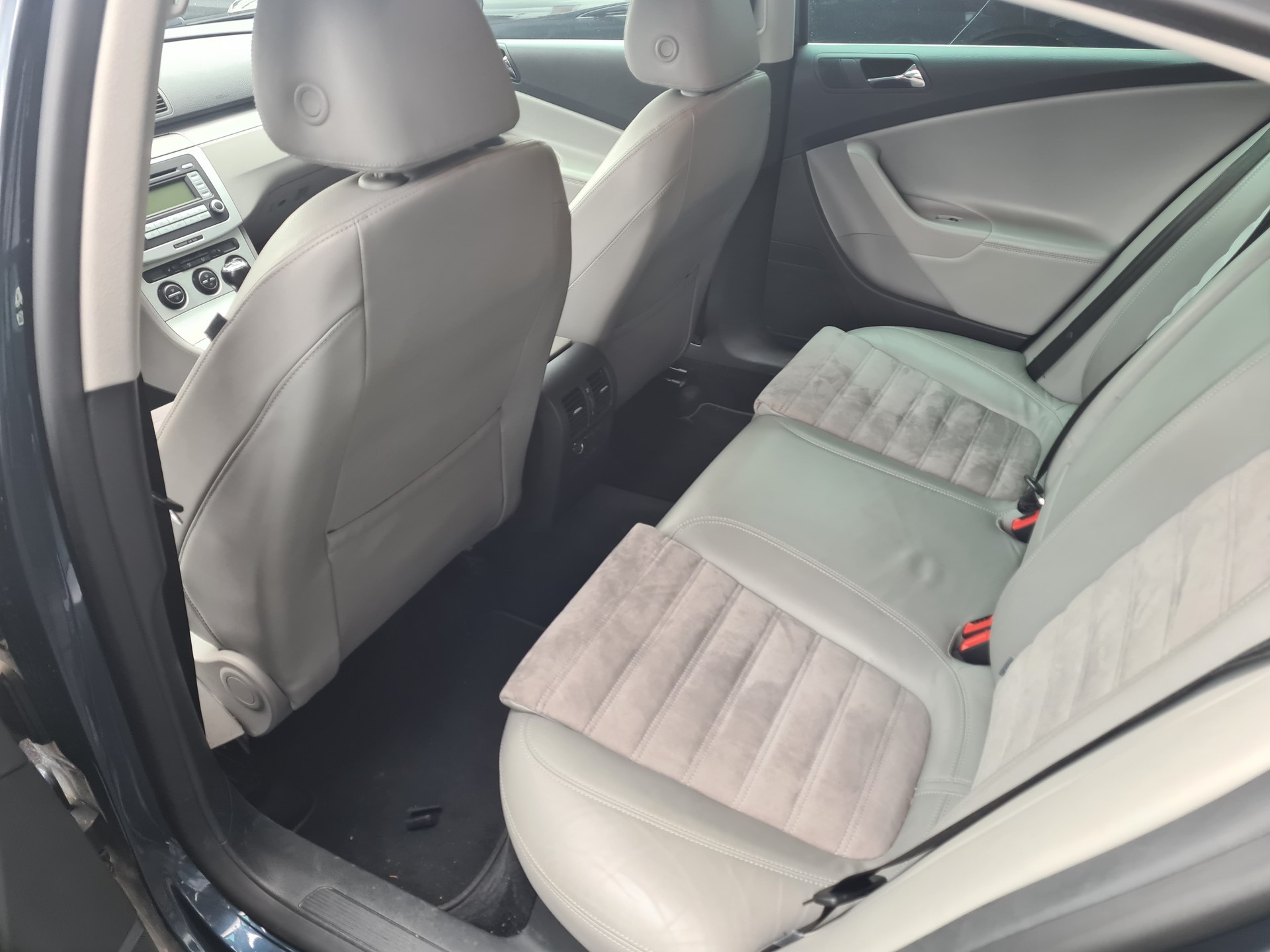 VW Passat 2.0 FSI Trendline 4Motion-image-5