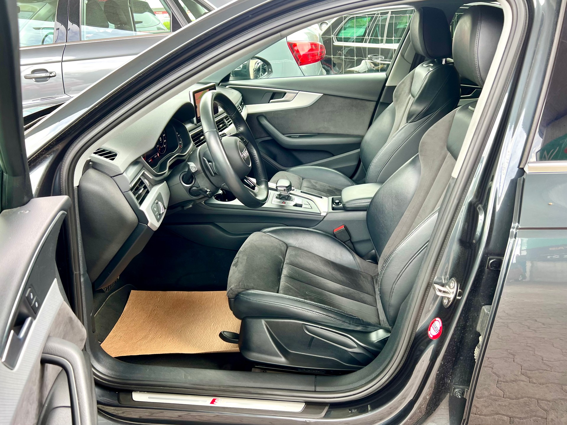 AUDI A4 Avant 2.0 TDI S-Line Sport quattro S-tronic-image-9