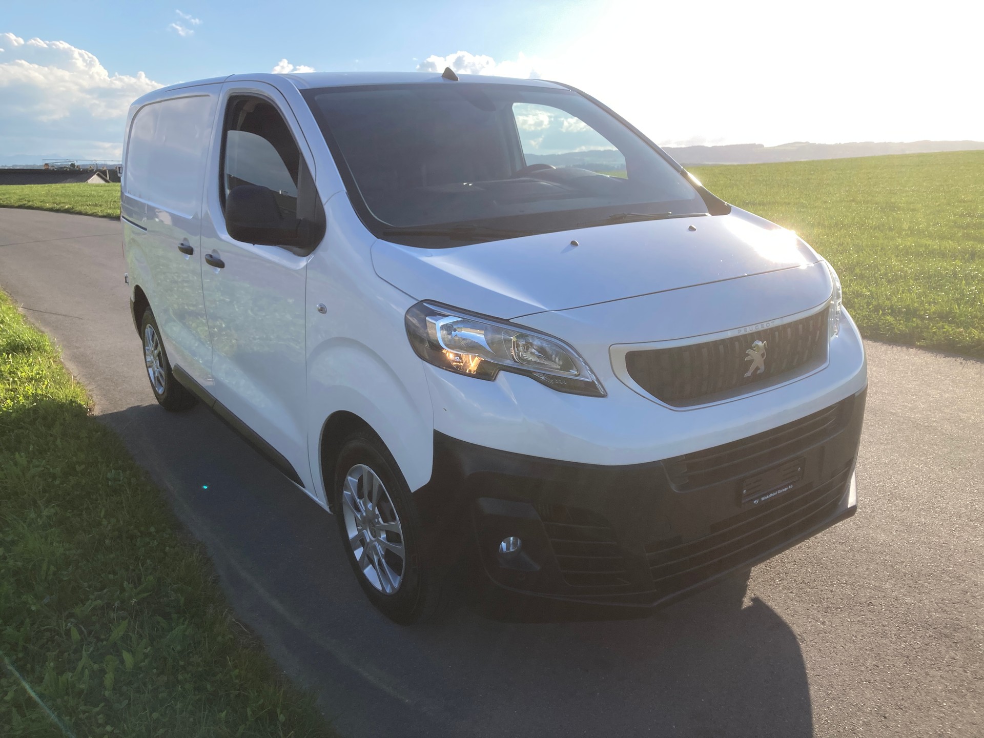 PEUGEOT Expert 2.0 BlueHDi 180 S&S Allure Compact EAT8 mit Anhängerkupplung-image-1