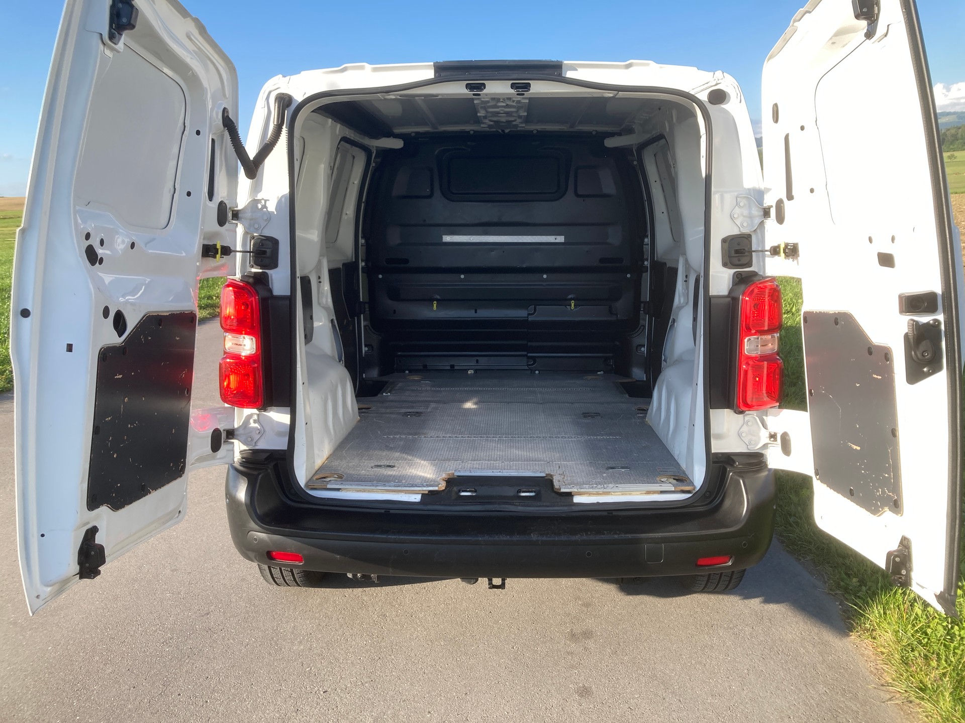 PEUGEOT Expert 2.0 BlueHDi 180 S&S Allure Compact EAT8 mit Anhängerkupplung-image-5