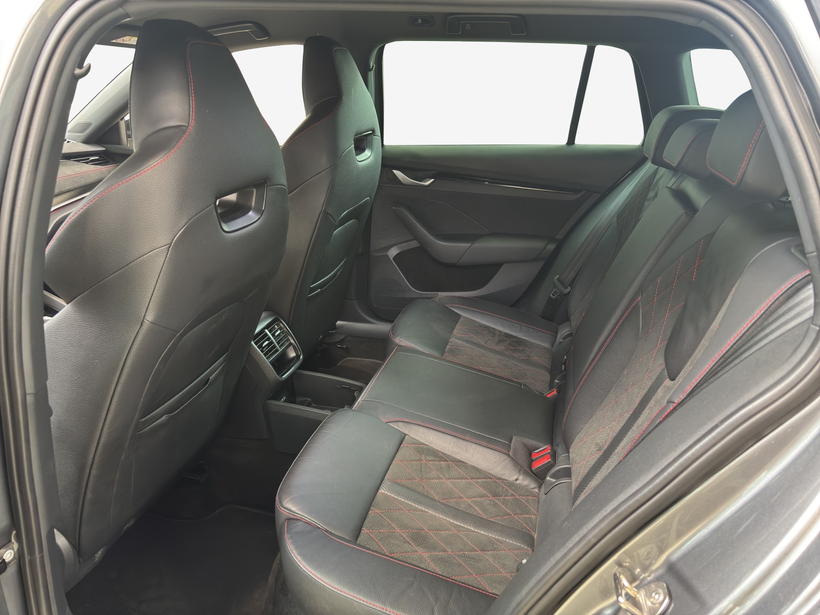 SKODA Octavia Combi 2.0 TSI DSG RS-image-11