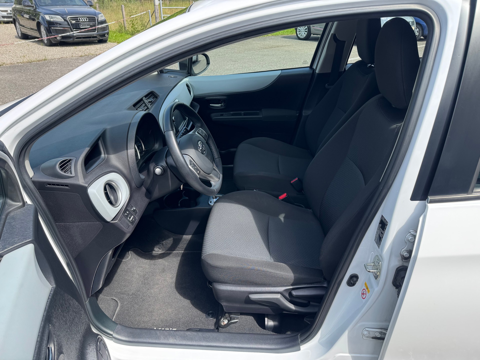 TOYOTA Yaris 1.5 VVT-i Hybrid Sol CVT-image-12