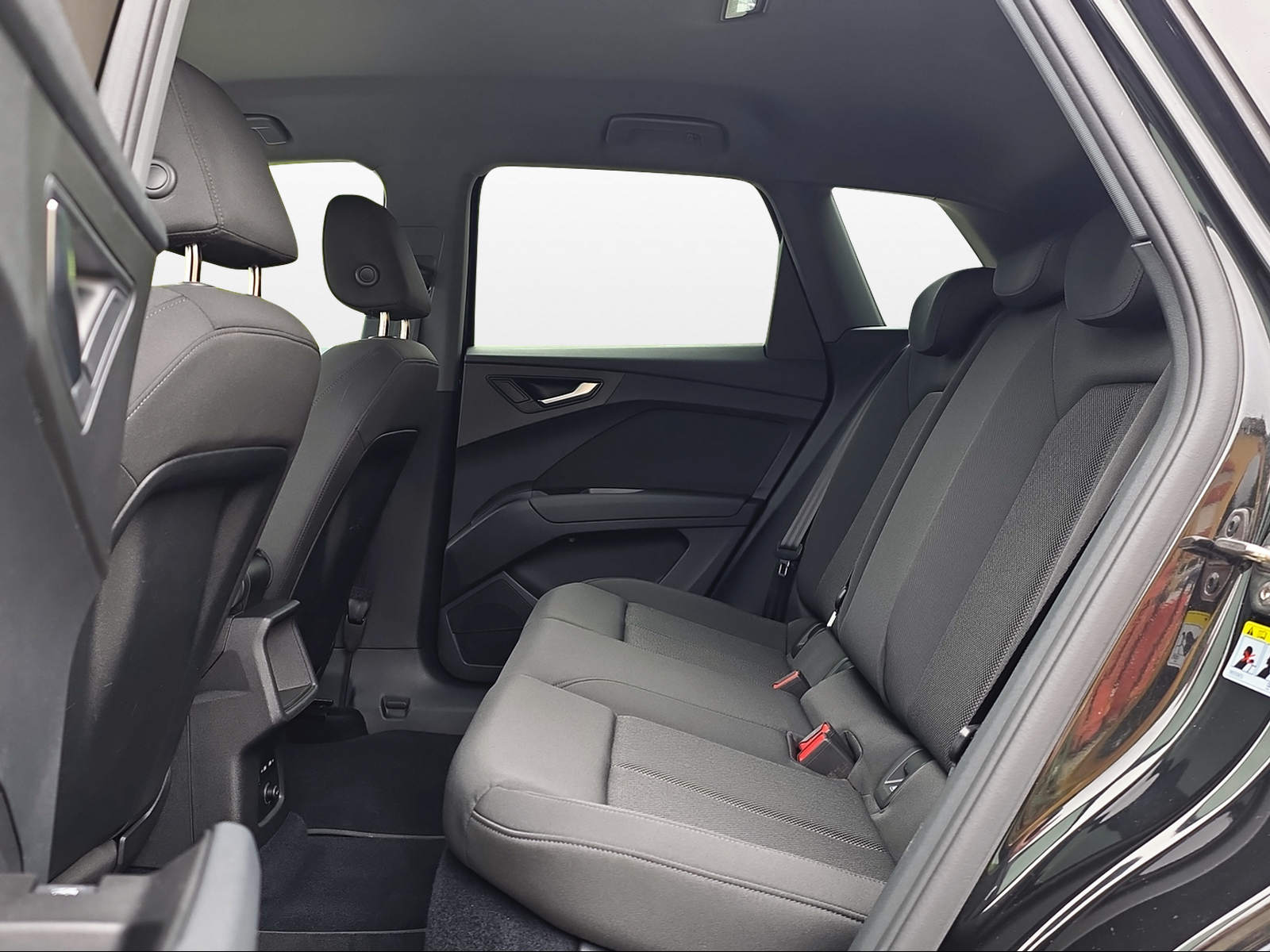 AUDI Q4 e-tron 45 quattro-image-10
