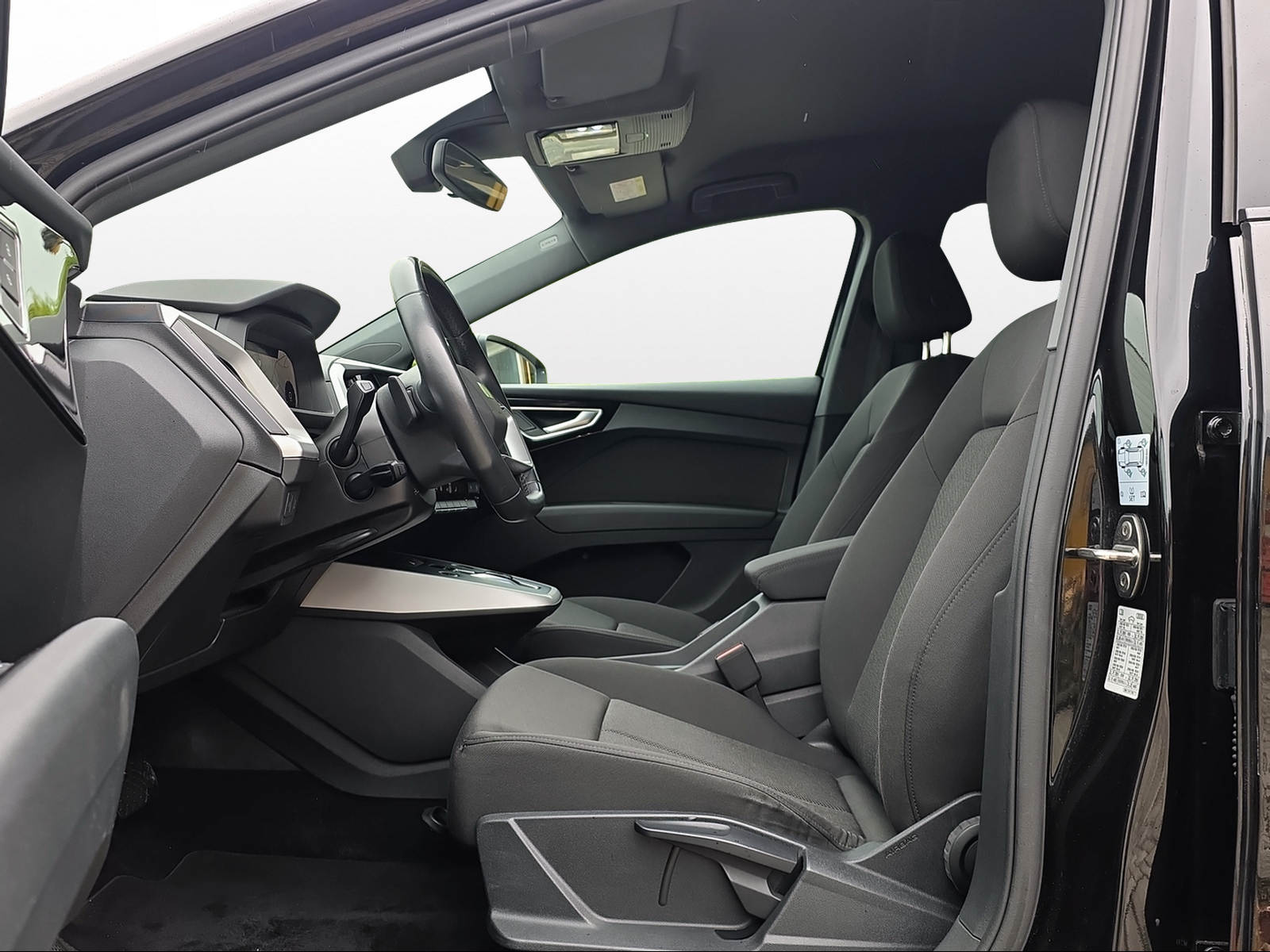 AUDI Q4 e-tron 45 quattro-image-6