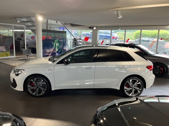AUDI A3 Sportback TFSI e 200 kW S line Attraction S tronic-image-1