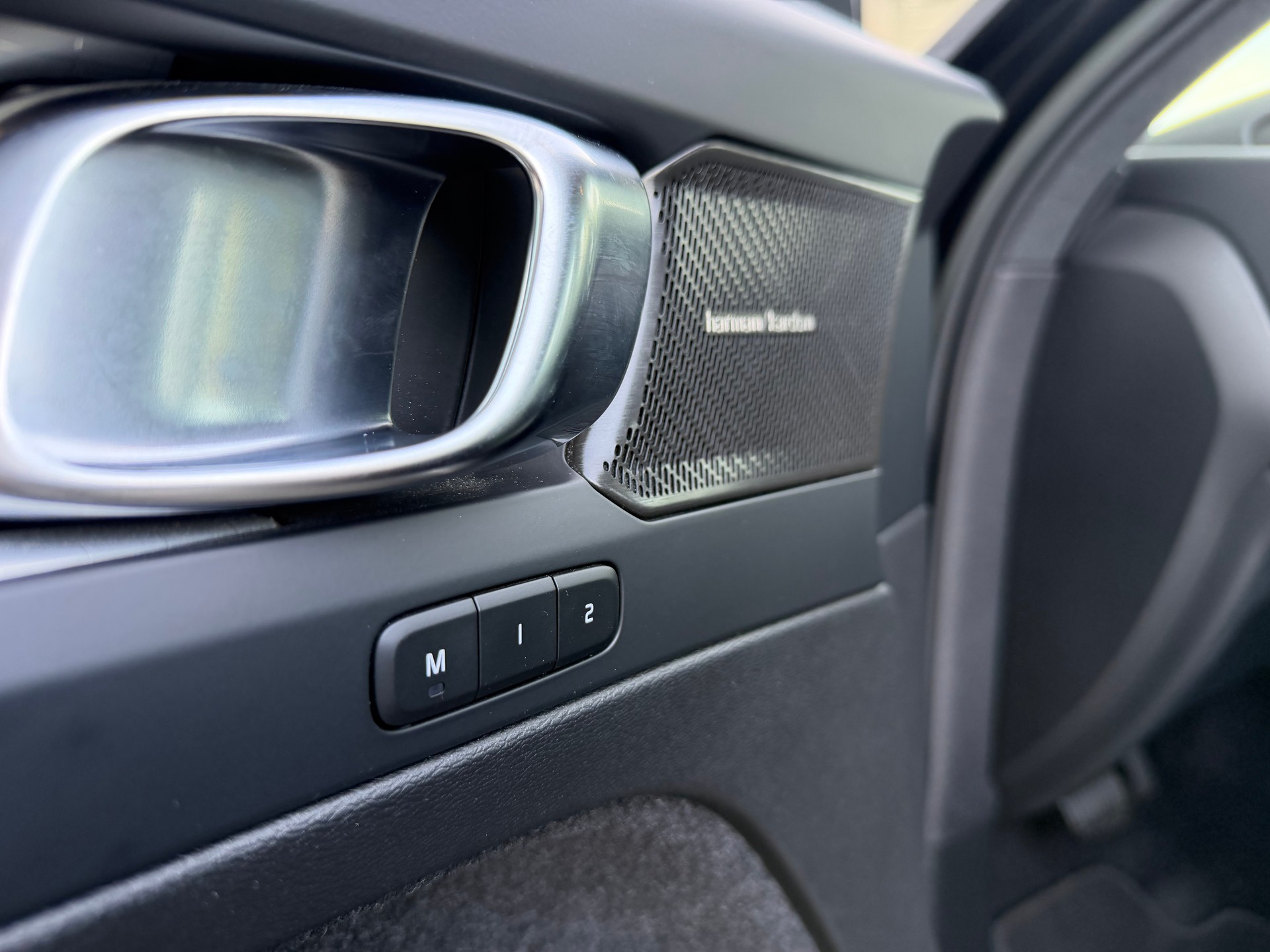 VOLVO XC40 B4 Benzin Mild Hybrid AWD Plus Dark DCT-image-10