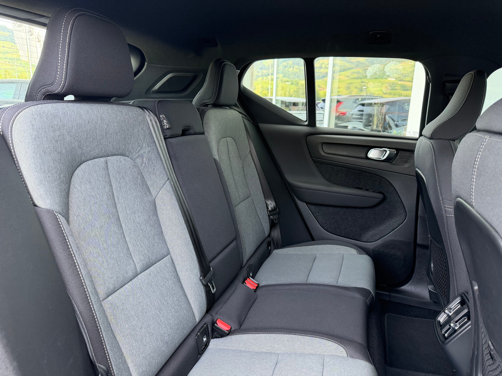 VOLVO XC40 B4 Benzin Mild Hybrid AWD Plus Dark DCT-image-5