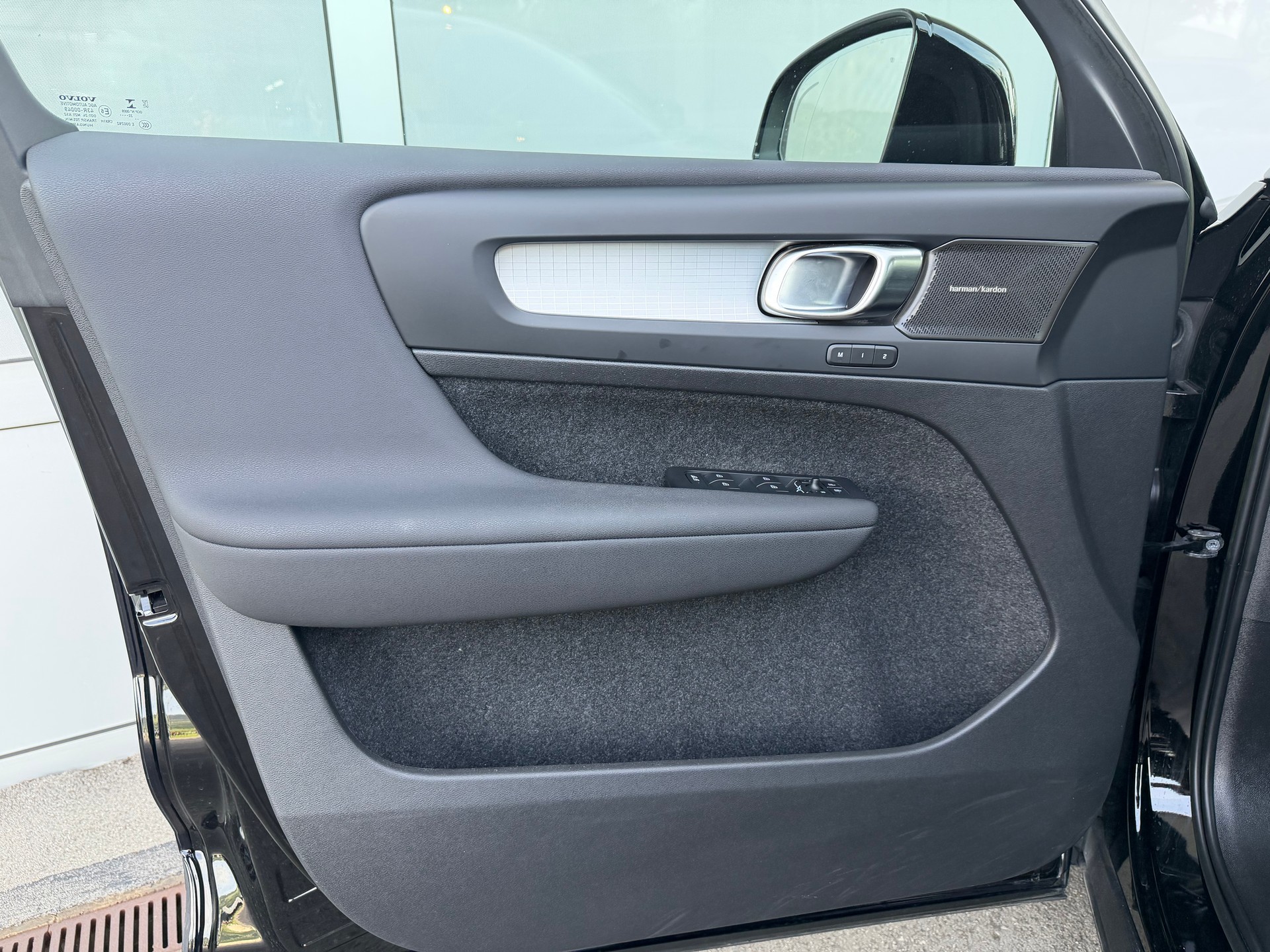 VOLVO XC40 B4 Benzin Mild Hybrid AWD Plus Dark DCT-image-9