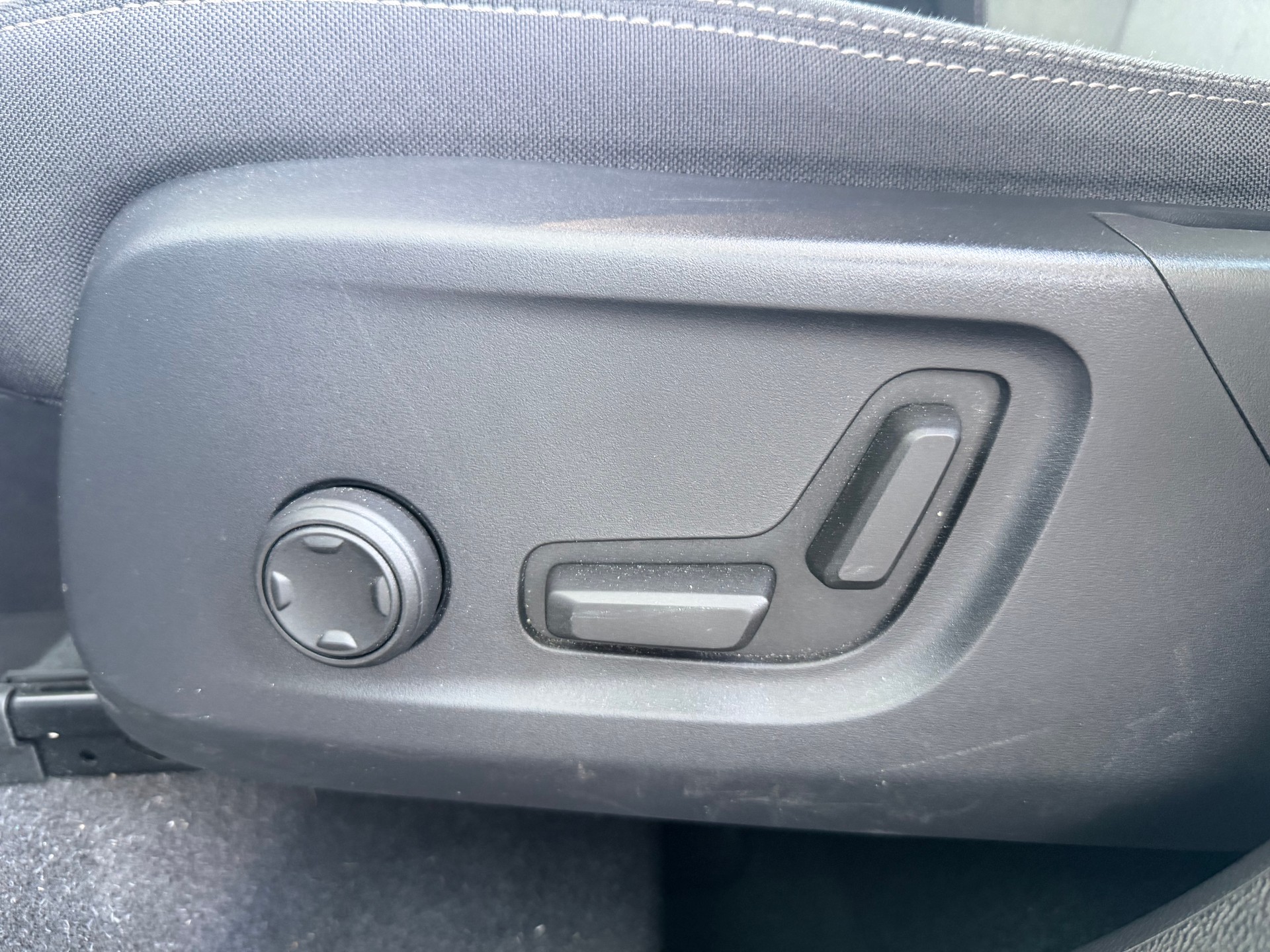 VOLVO XC40 B4 Benzin Mild Hybrid AWD Plus Dark DCT-image-4