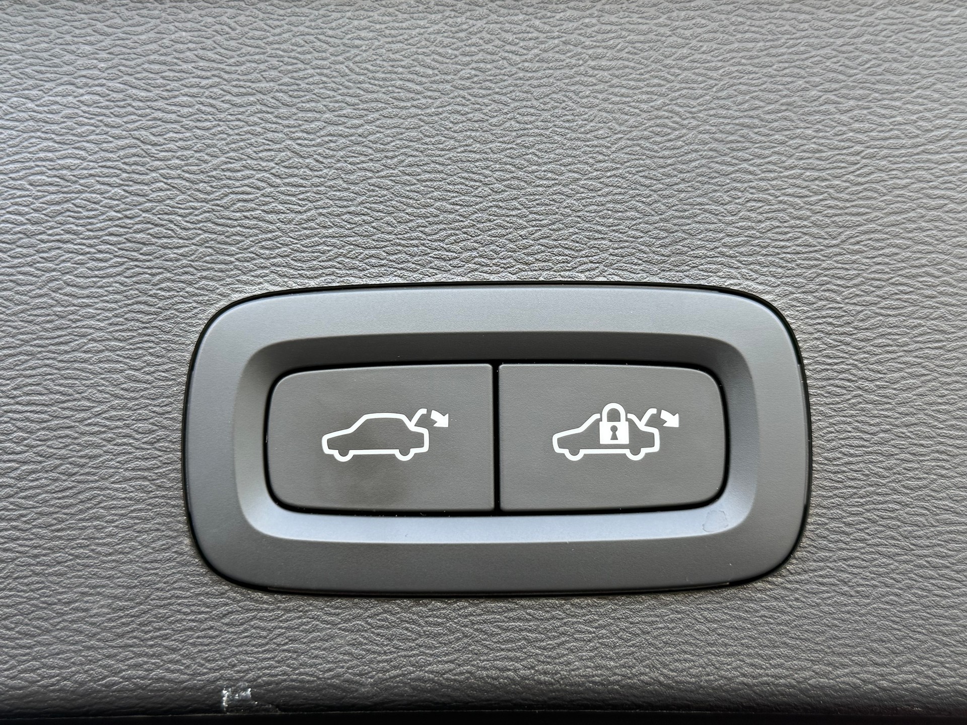VOLVO XC40 B4 Benzin Mild Hybrid AWD Plus Dark DCT-image-21