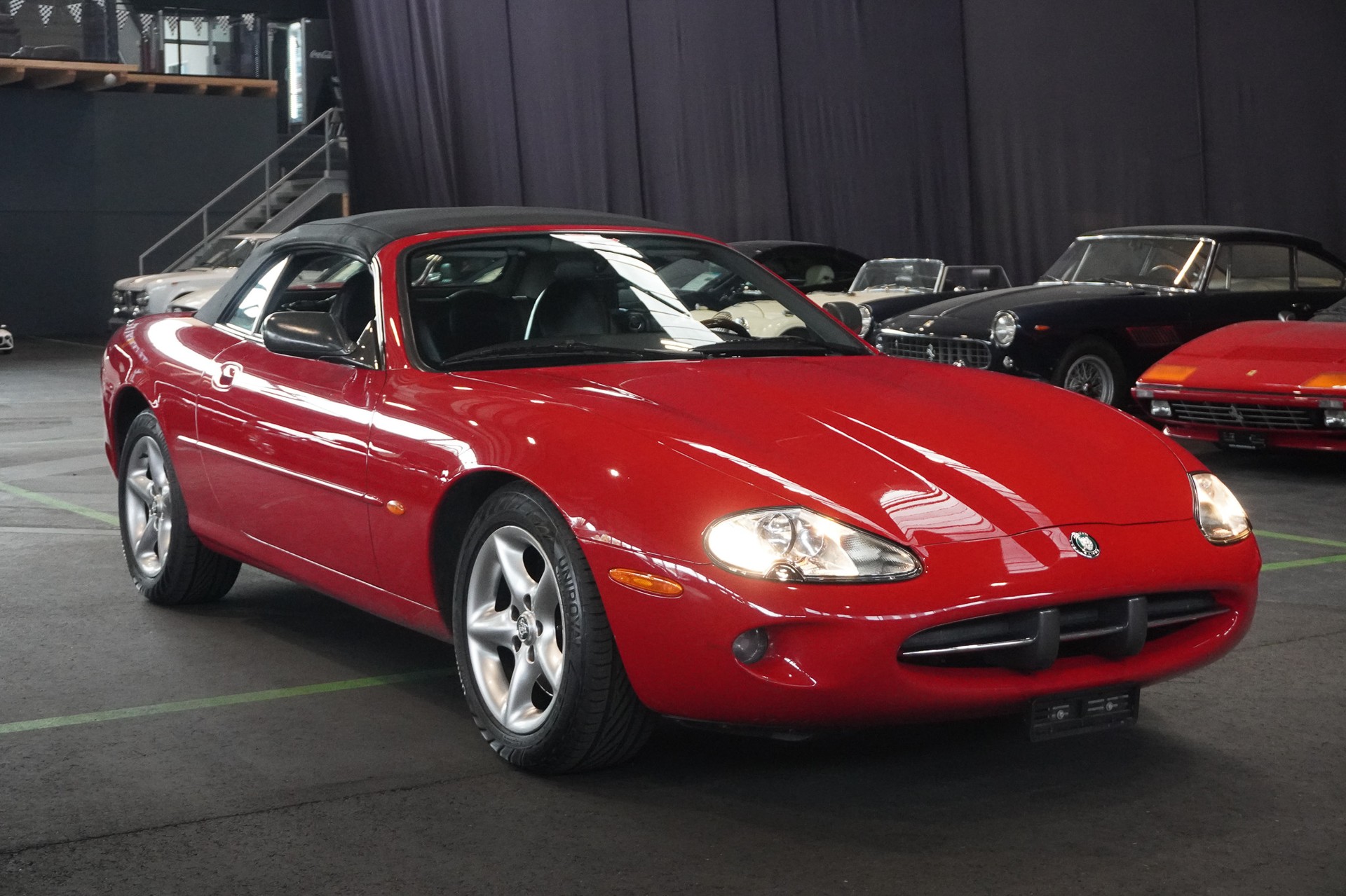 JAGUAR XK8 Convertible-image-6