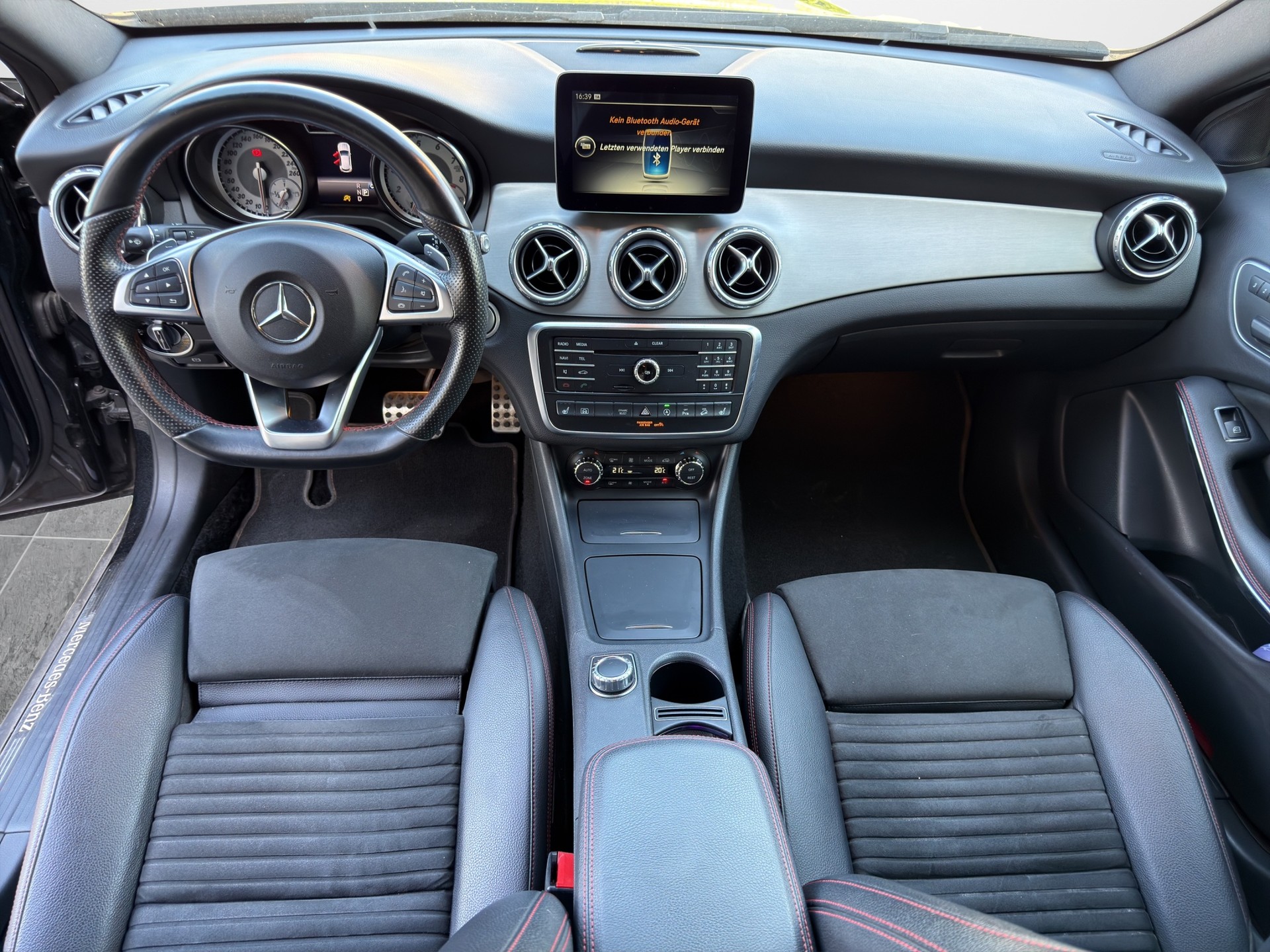 MERCEDES-BENZ GLA 250 AMG Line 4Matic 7G-DCT-image-12