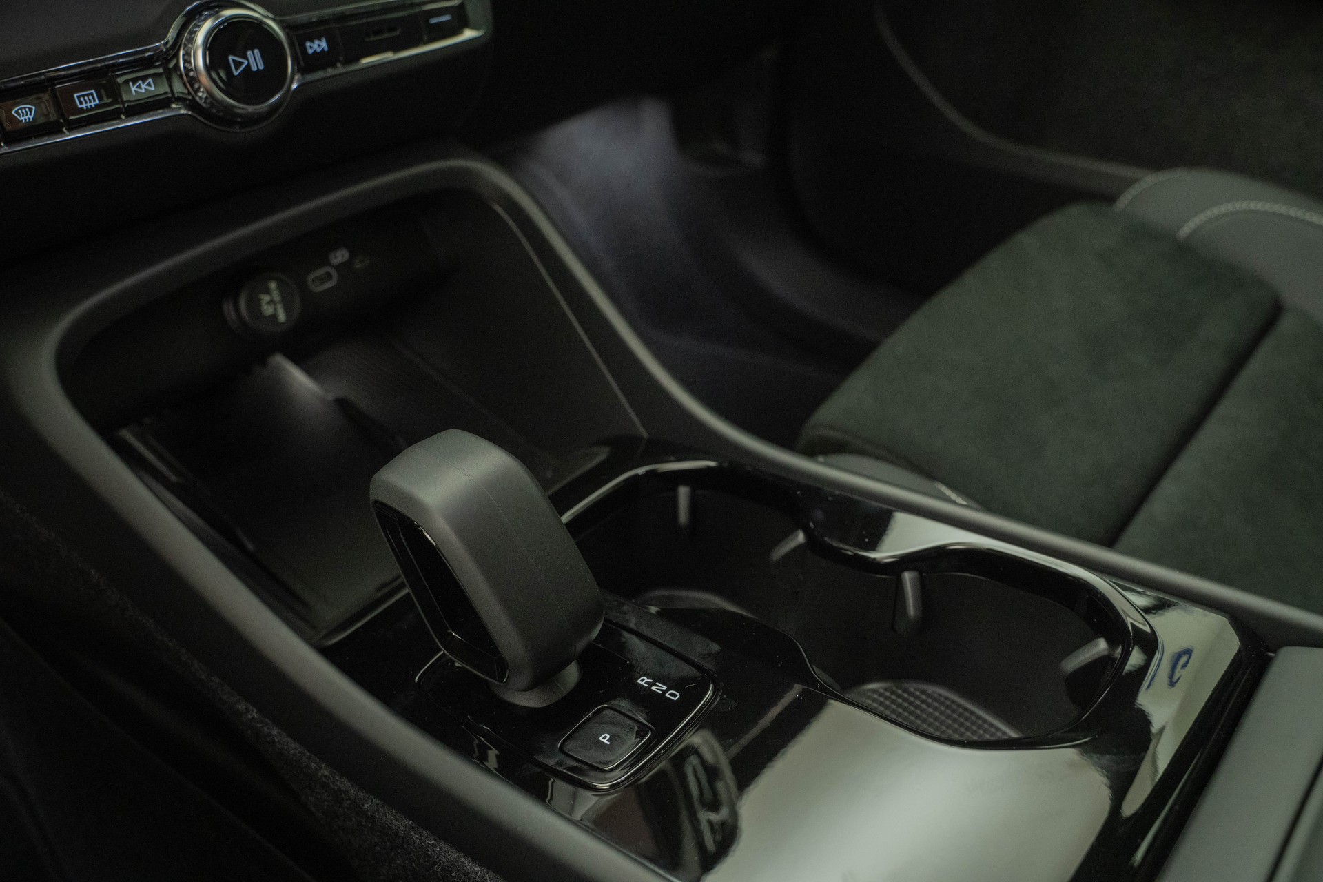 VOLVO EX40 Twin Black Edition AWD-image-10