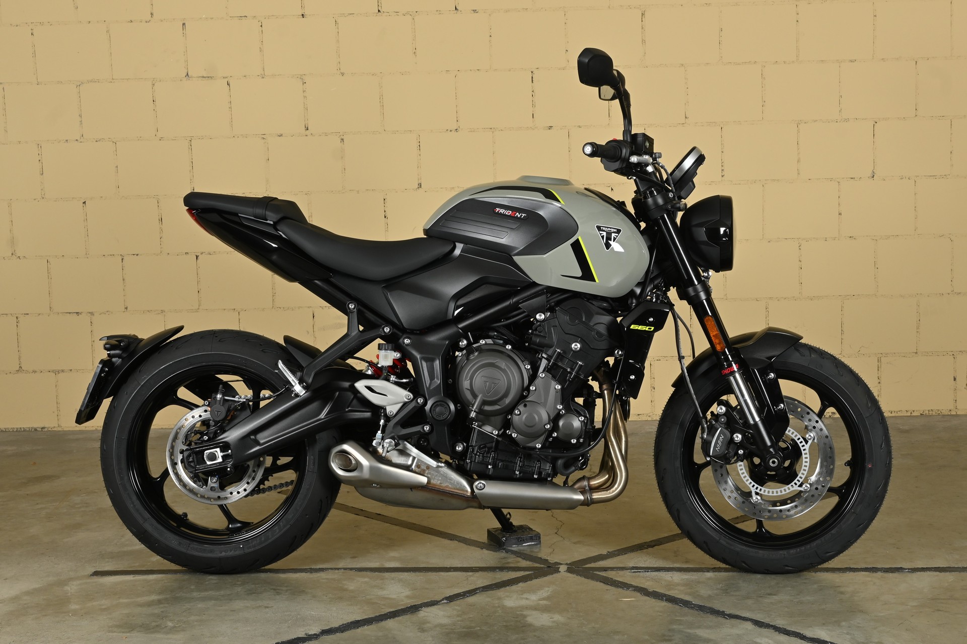 TRIUMPH Trident 660