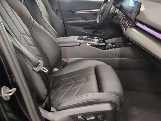BMW i5 xDrive40-image-8