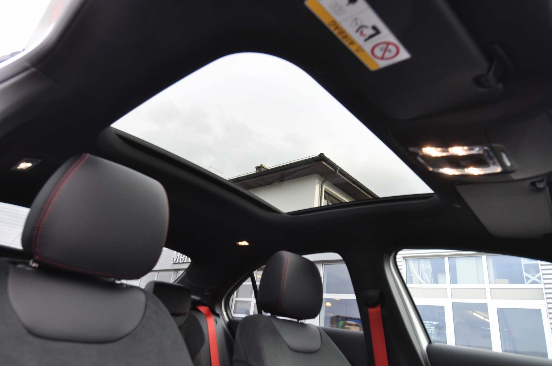 MERCEDES-BENZ A 35 AMG 4Matic Limousine-image-9