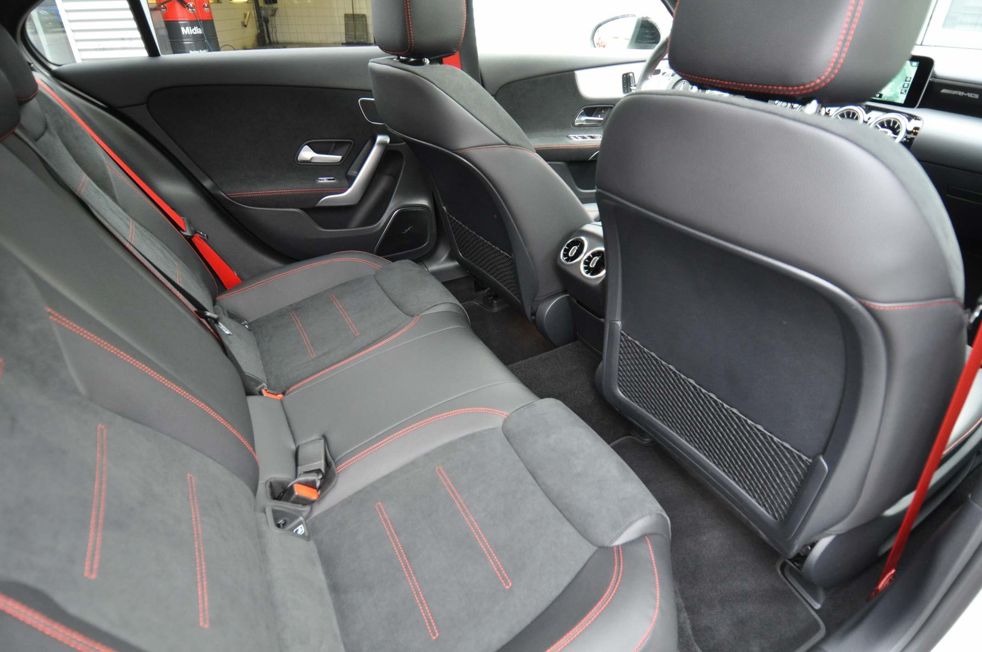 MERCEDES-BENZ A 35 AMG 4Matic Limousine-image-8
