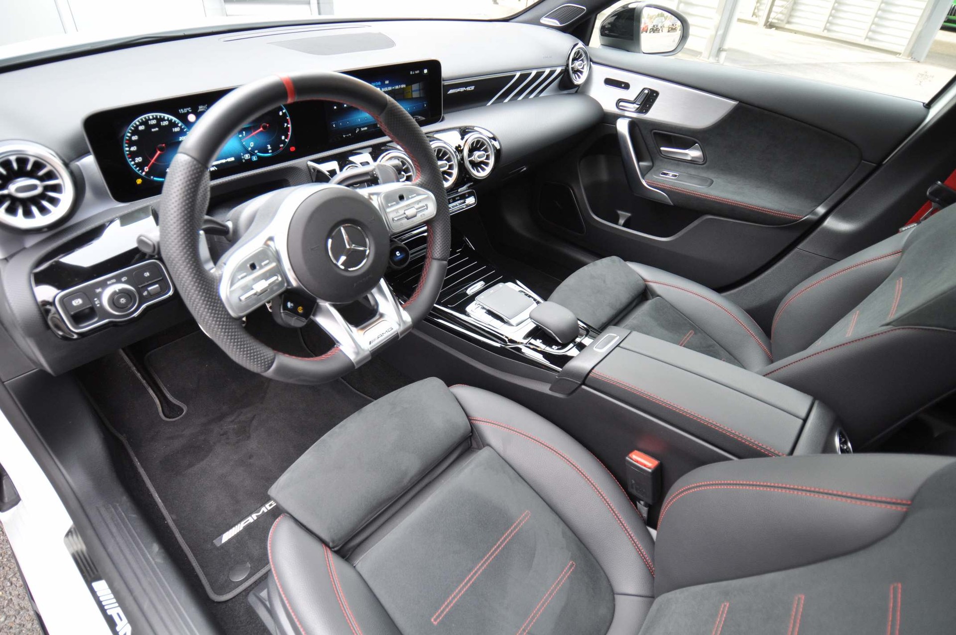 MERCEDES-BENZ A 35 AMG 4Matic Limousine-image-5