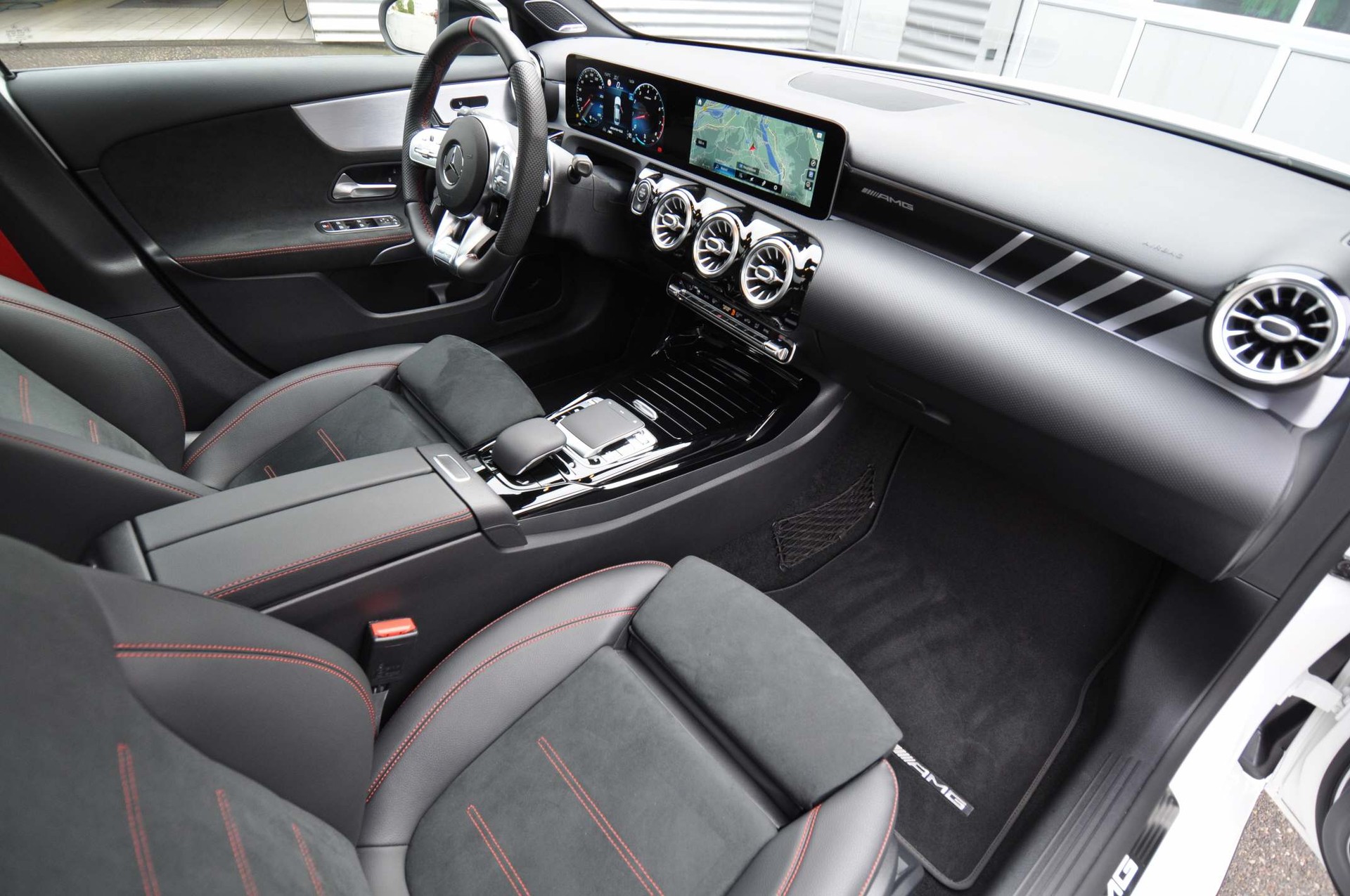 MERCEDES-BENZ A 35 AMG 4Matic Limousine-image-6