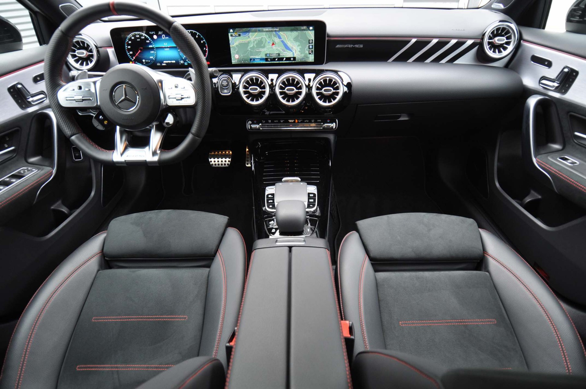 MERCEDES-BENZ A 35 AMG 4Matic Limousine-image-7