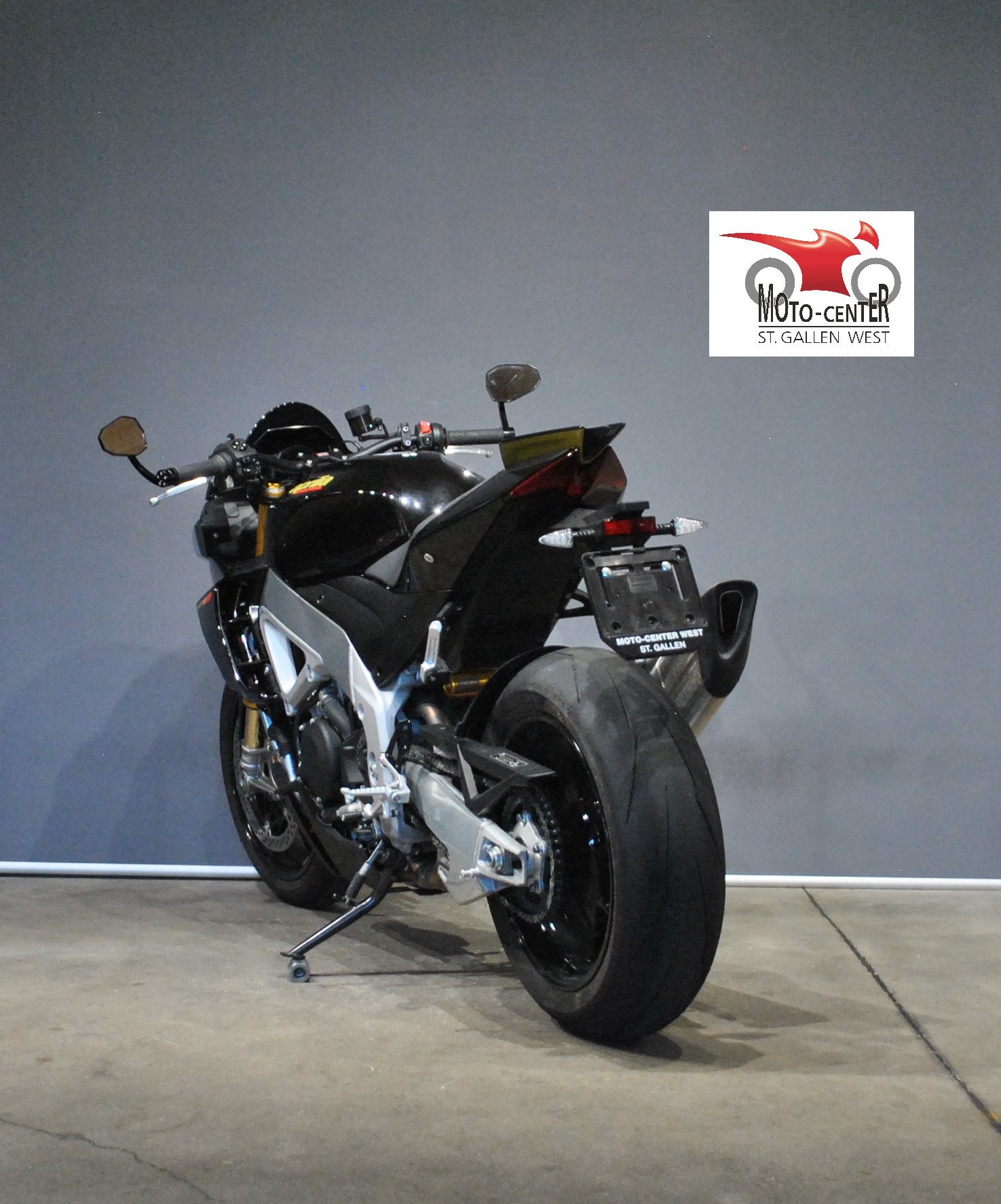 APRILIA Tuono V4 1100 Factory-showroom-element-3