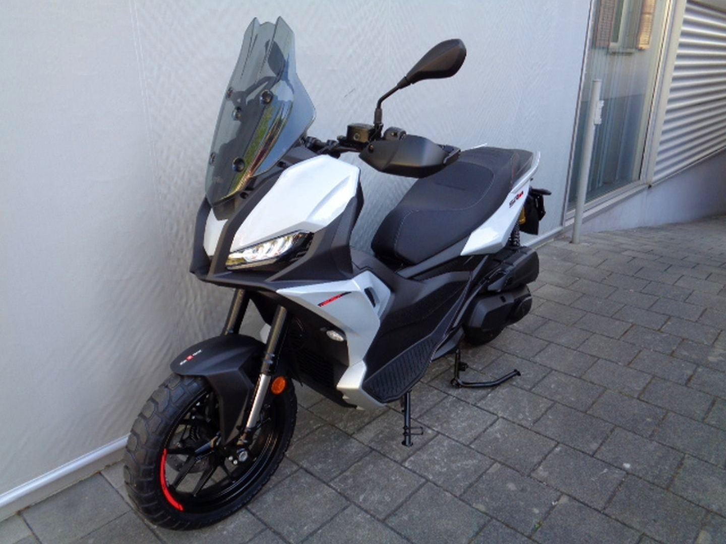 APRILIA SR GT400 E5-showroom-element-1