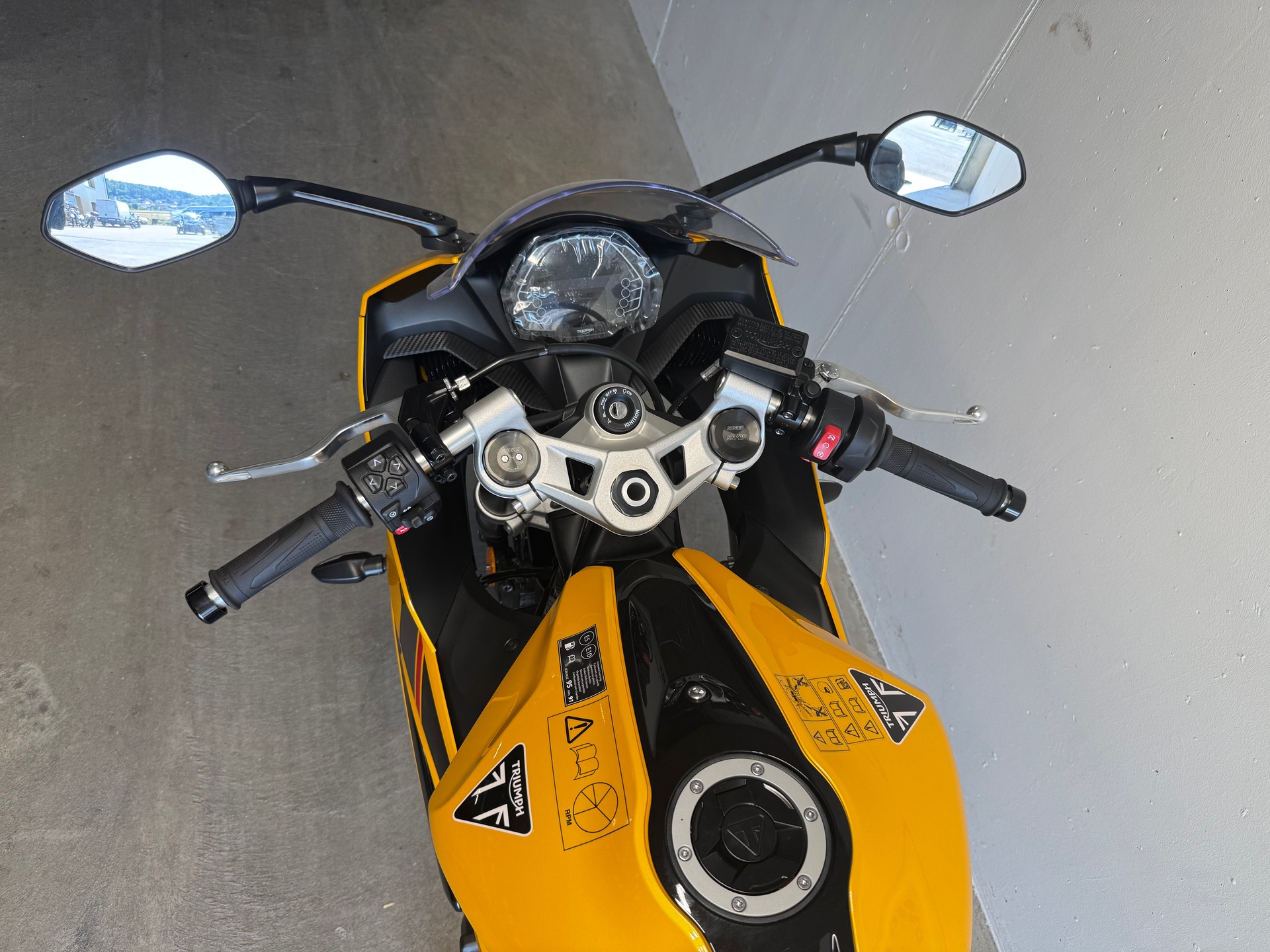 TRIUMPH Daytona 660-image-4