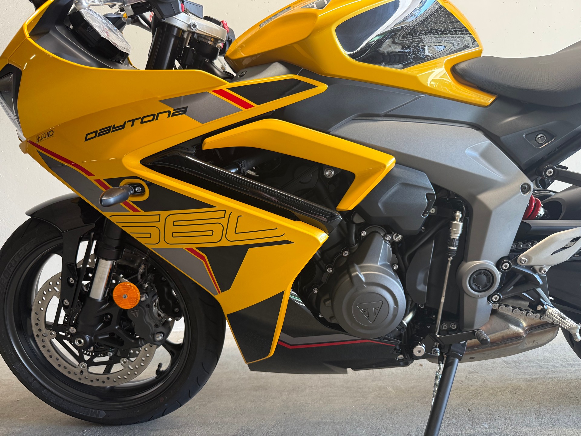 TRIUMPH Daytona 660-showroom-element-3