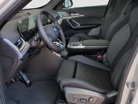 BMW iX1 eDrive 20 M Sport-image-7