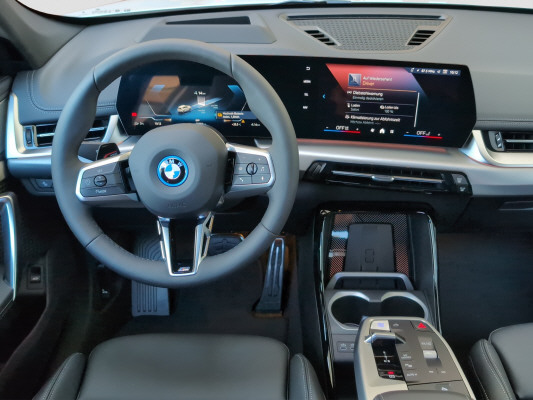 BMW iX1 eDrive 20 M Sport-image-10