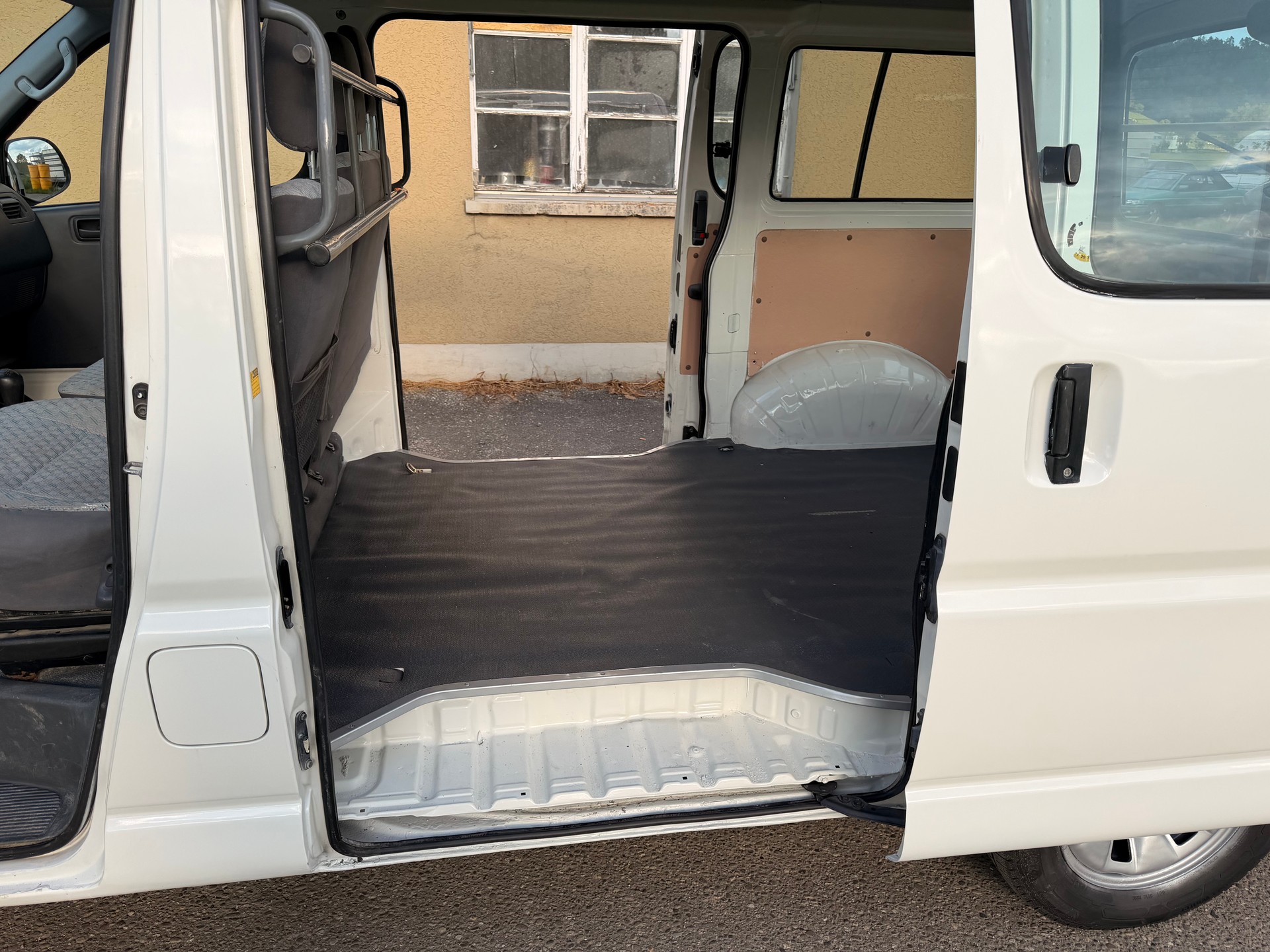 TOYOTA HI-ACE-image-8