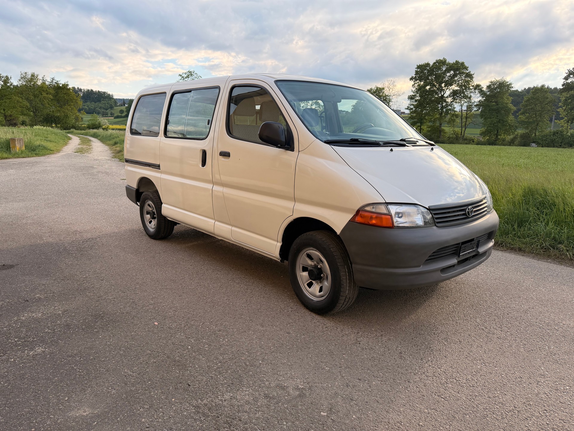 TOYOTA HI-ACE-image-1