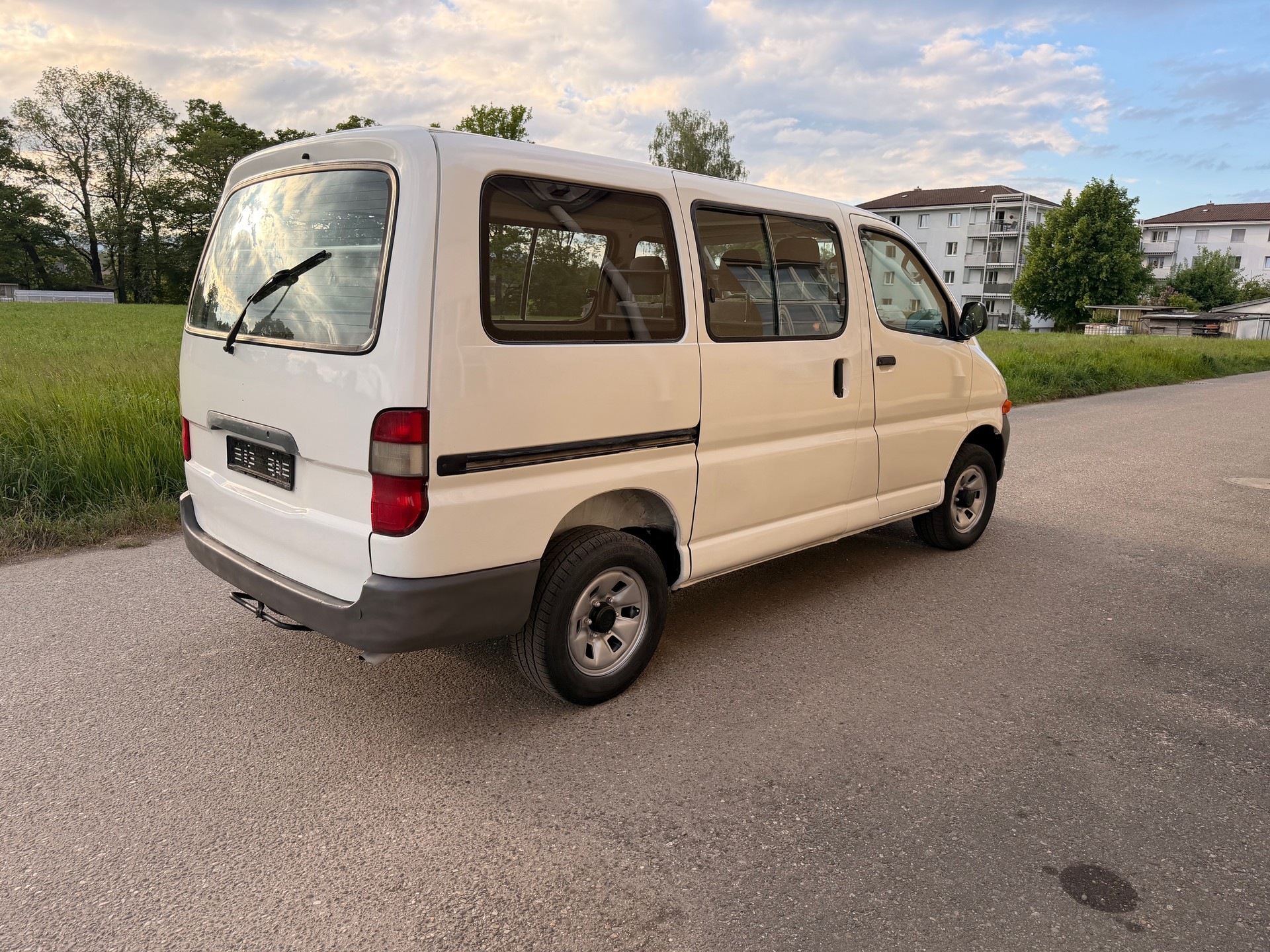 TOYOTA HI-ACE-image-0