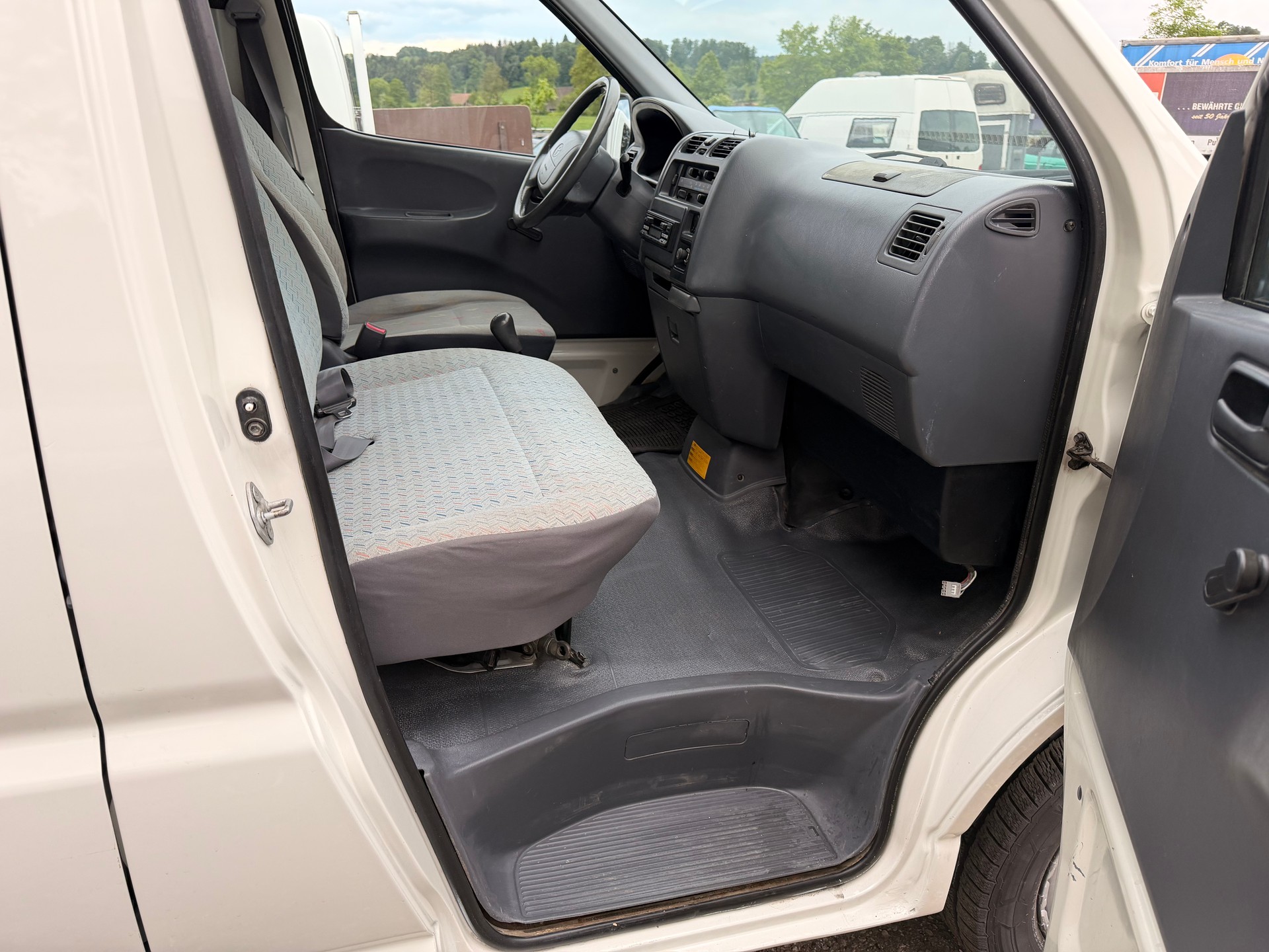 TOYOTA HI-ACE-image-6