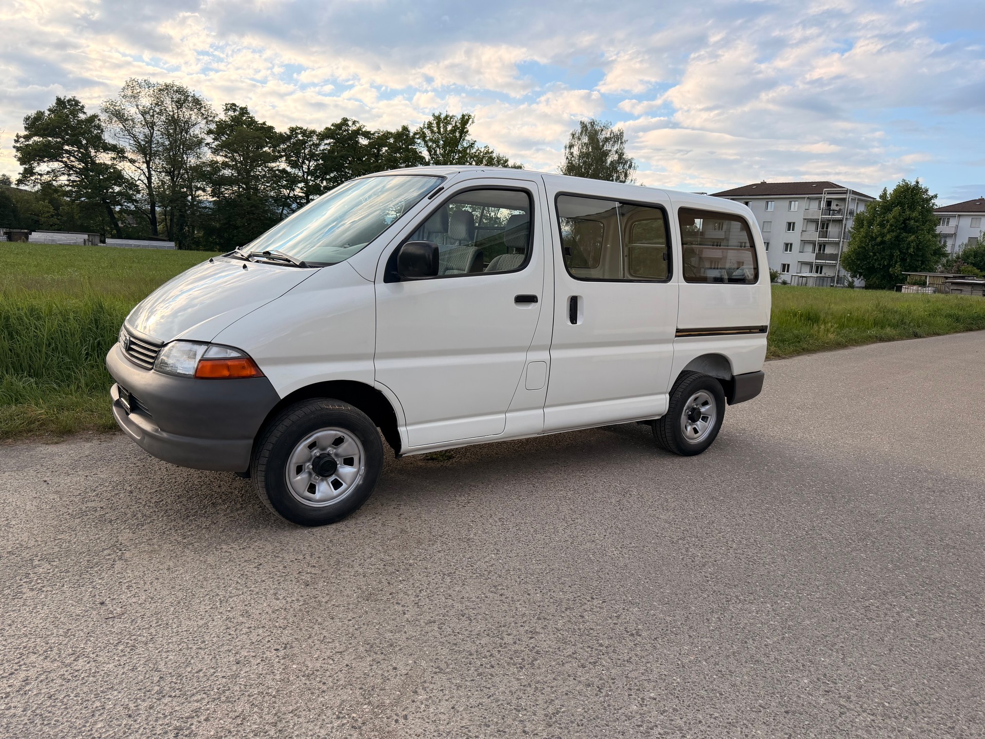 TOYOTA HI-ACE-image-4