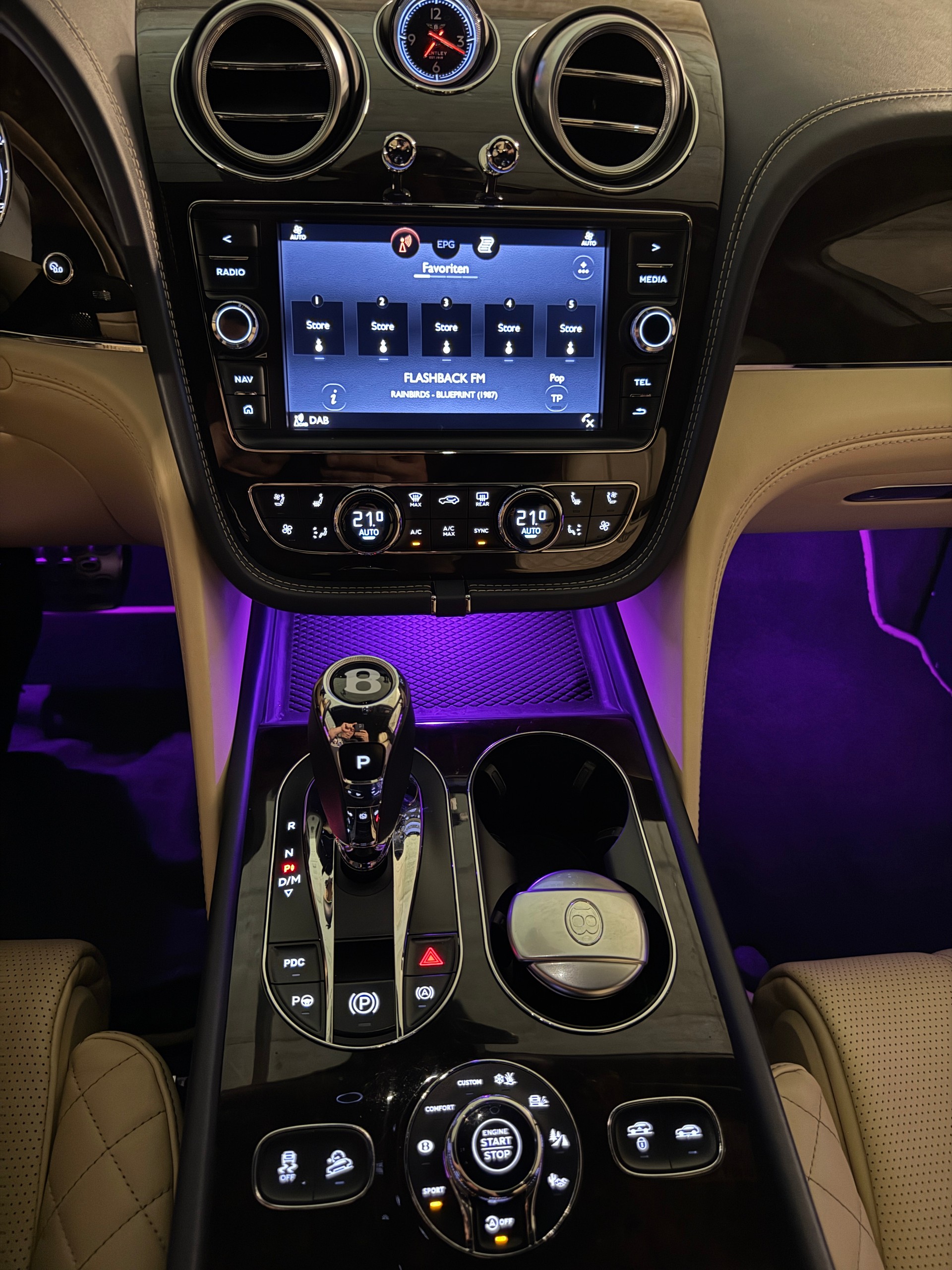 BENTLEY Bentayga V8-image-12