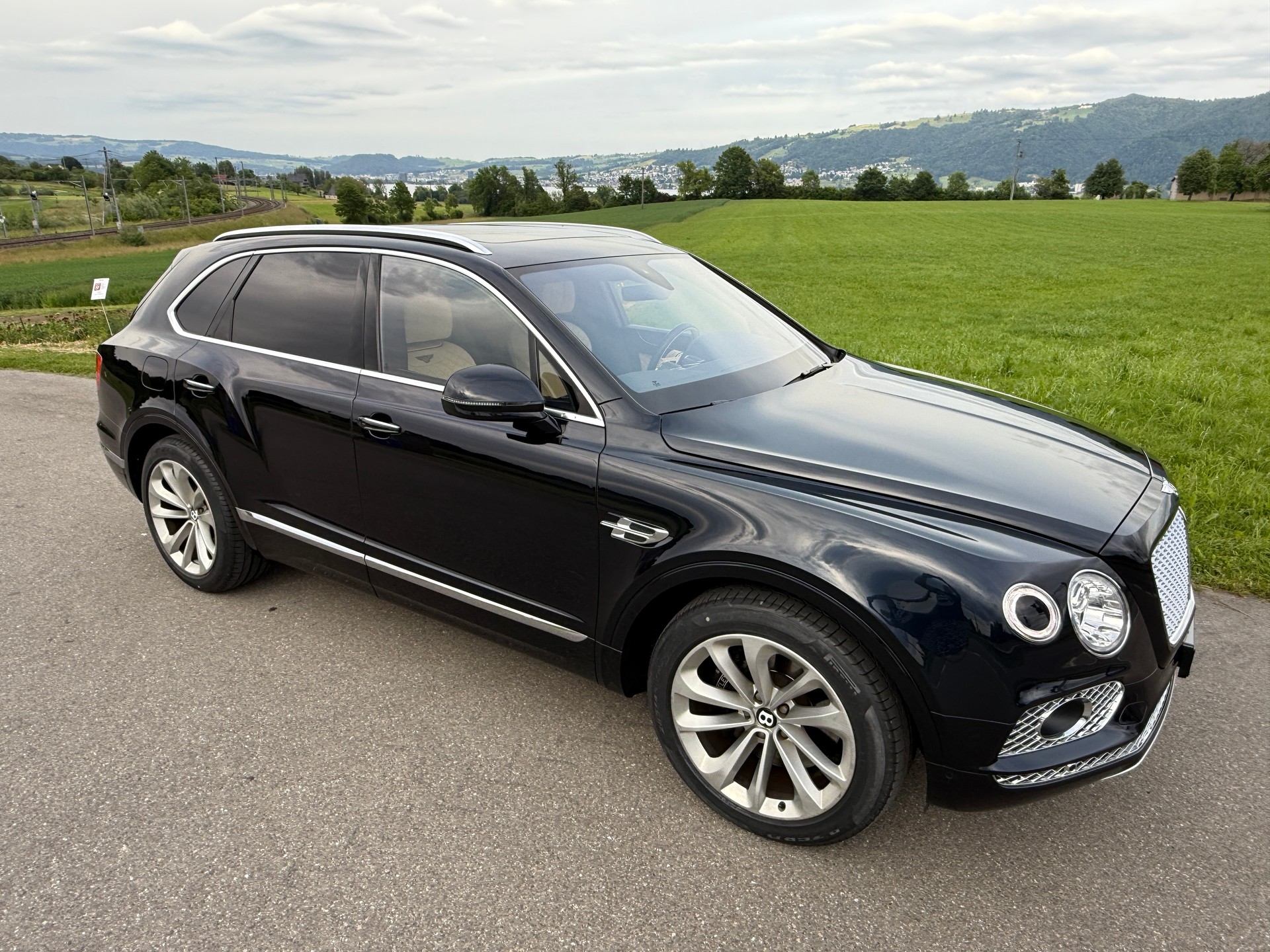 BENTLEY Bentayga V8-showroom-element-2