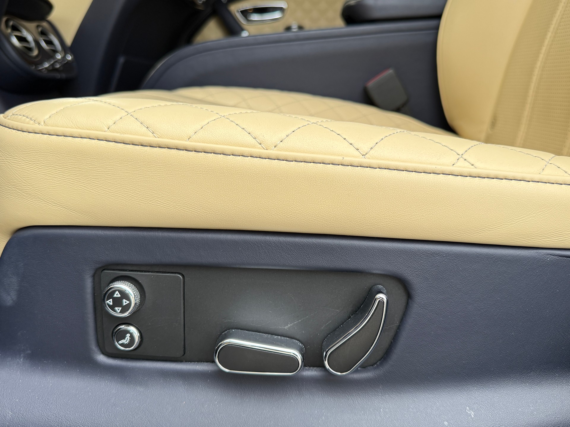 BENTLEY Bentayga V8-image-19