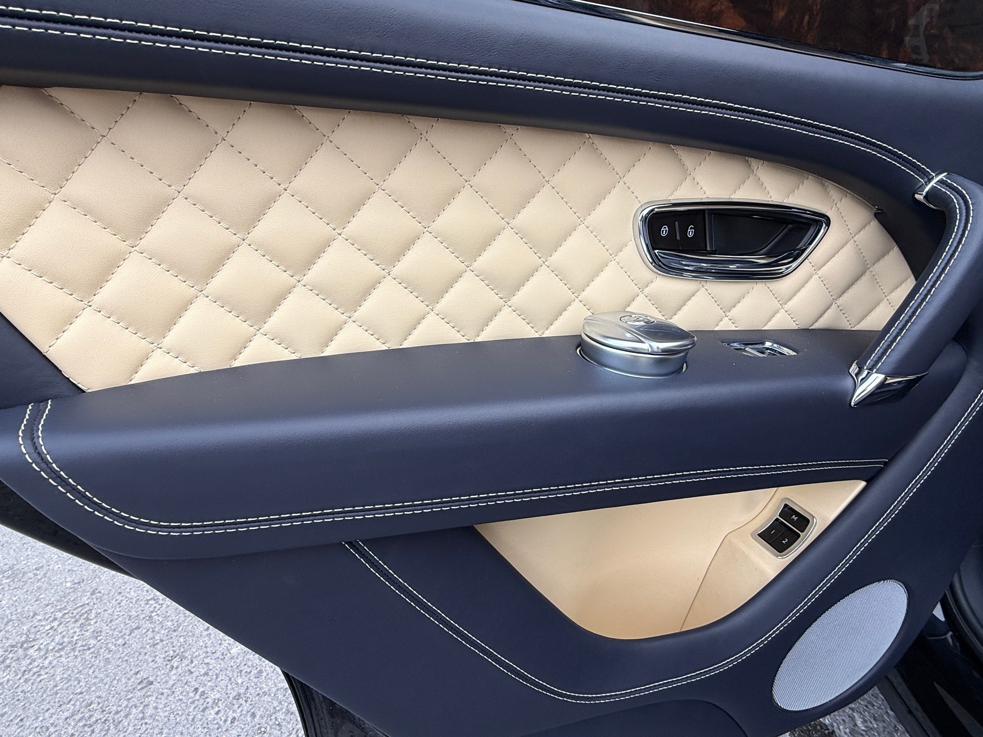 BENTLEY Bentayga V8-image-20