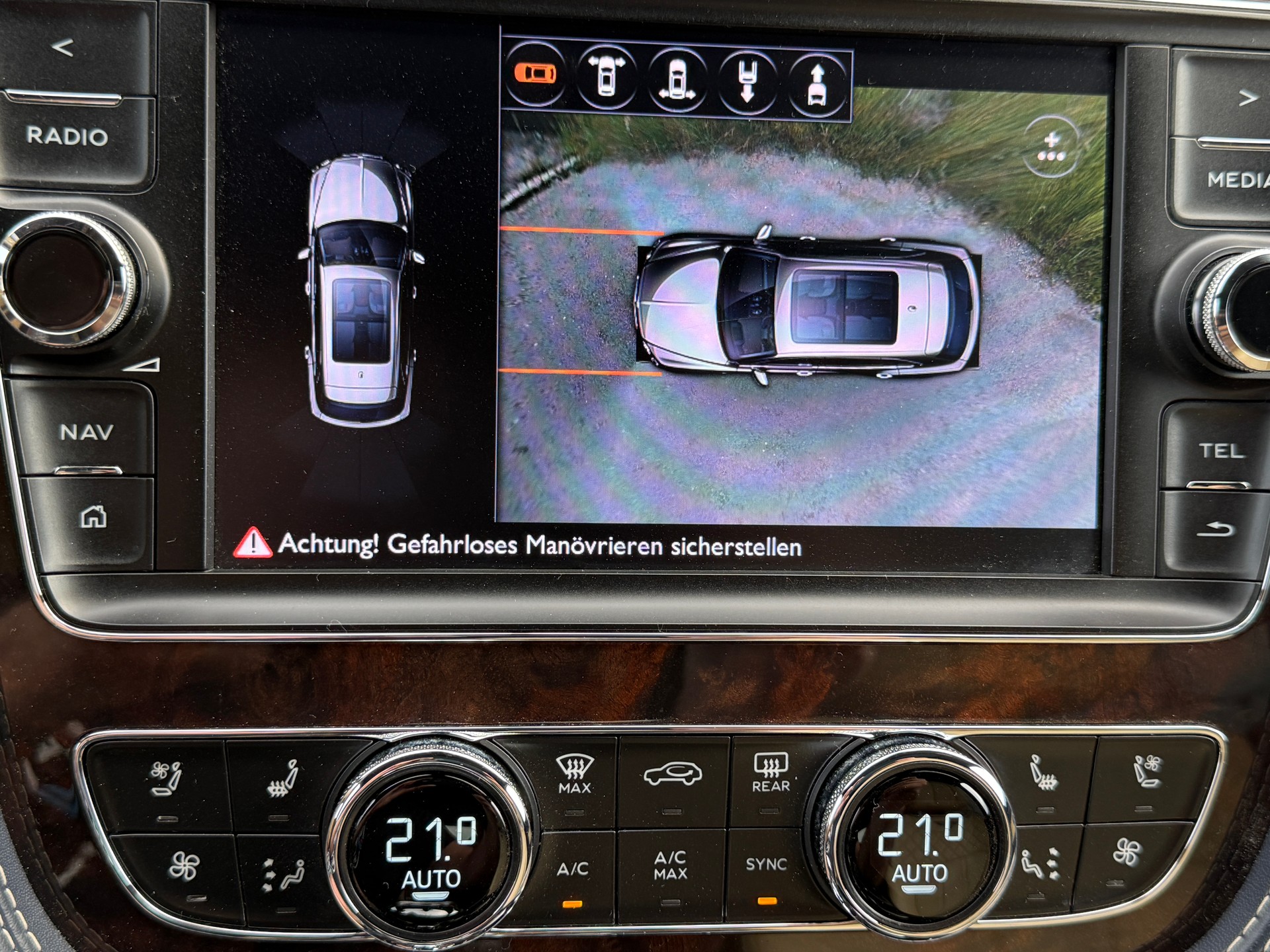 BENTLEY Bentayga V8-image-10