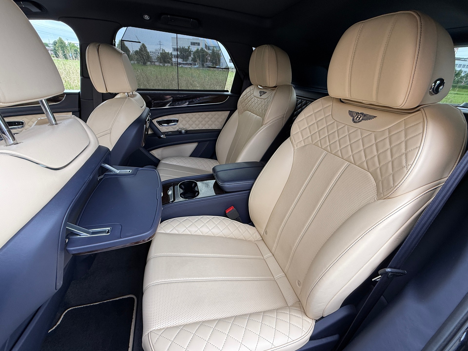BENTLEY Bentayga V8-image-17