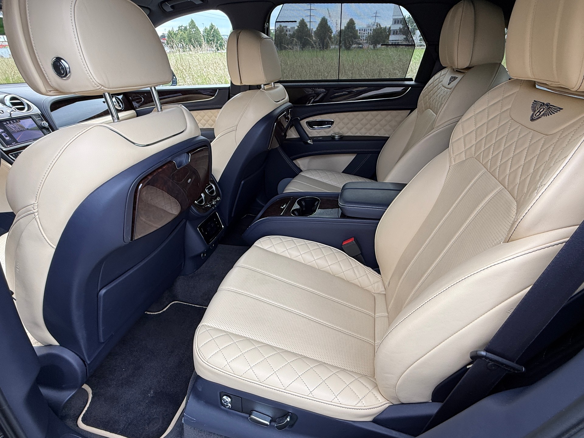 BENTLEY Bentayga V8-image-18