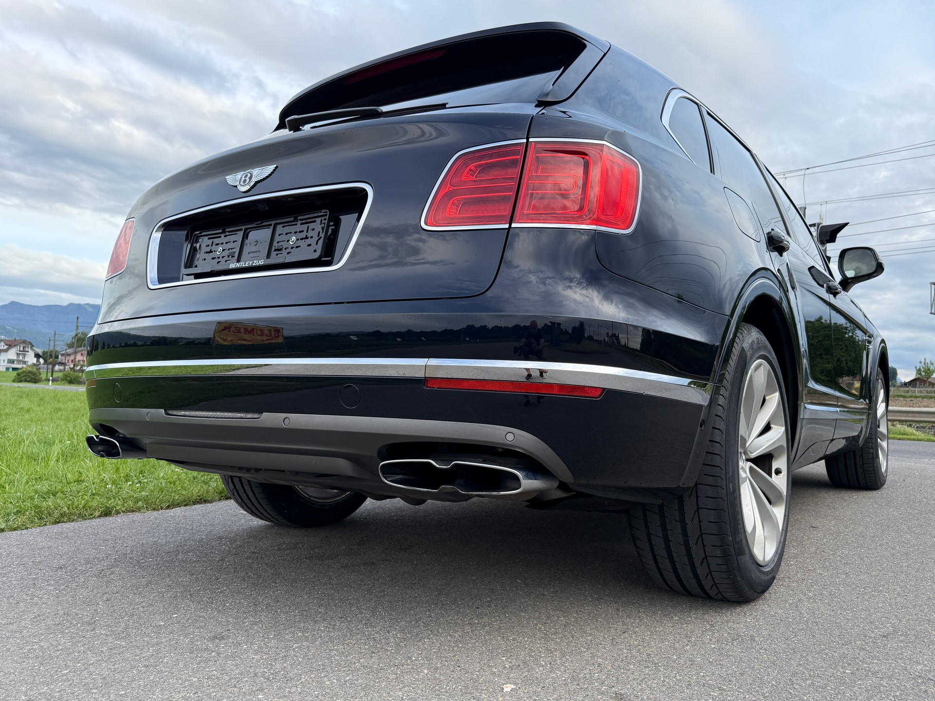 BENTLEY Bentayga V8-showroom-element-3