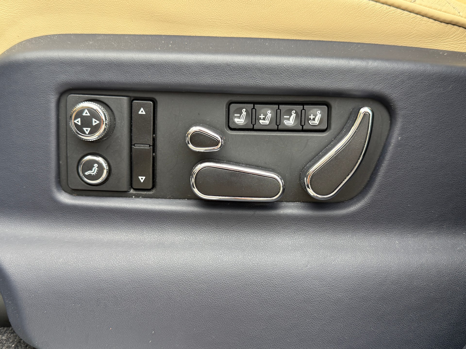 BENTLEY Bentayga V8-image-15