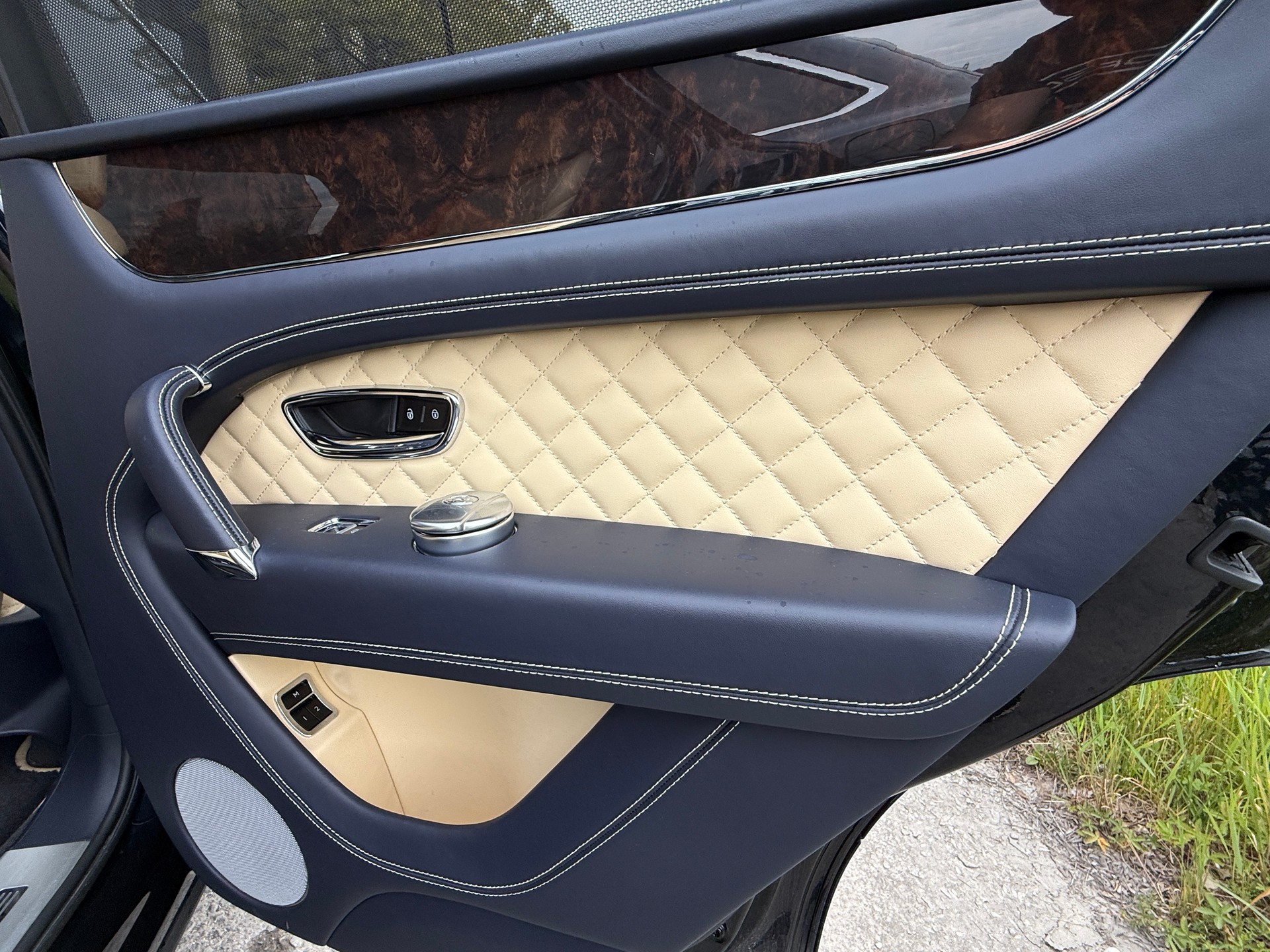 BENTLEY Bentayga V8-image-21