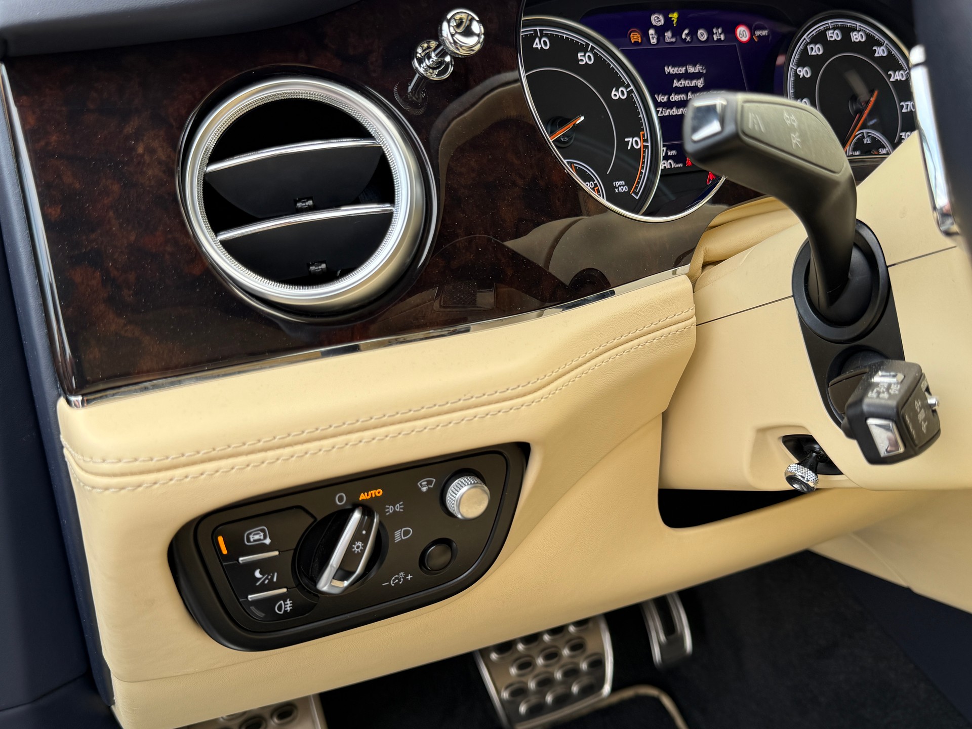 BENTLEY Bentayga V8-image-9