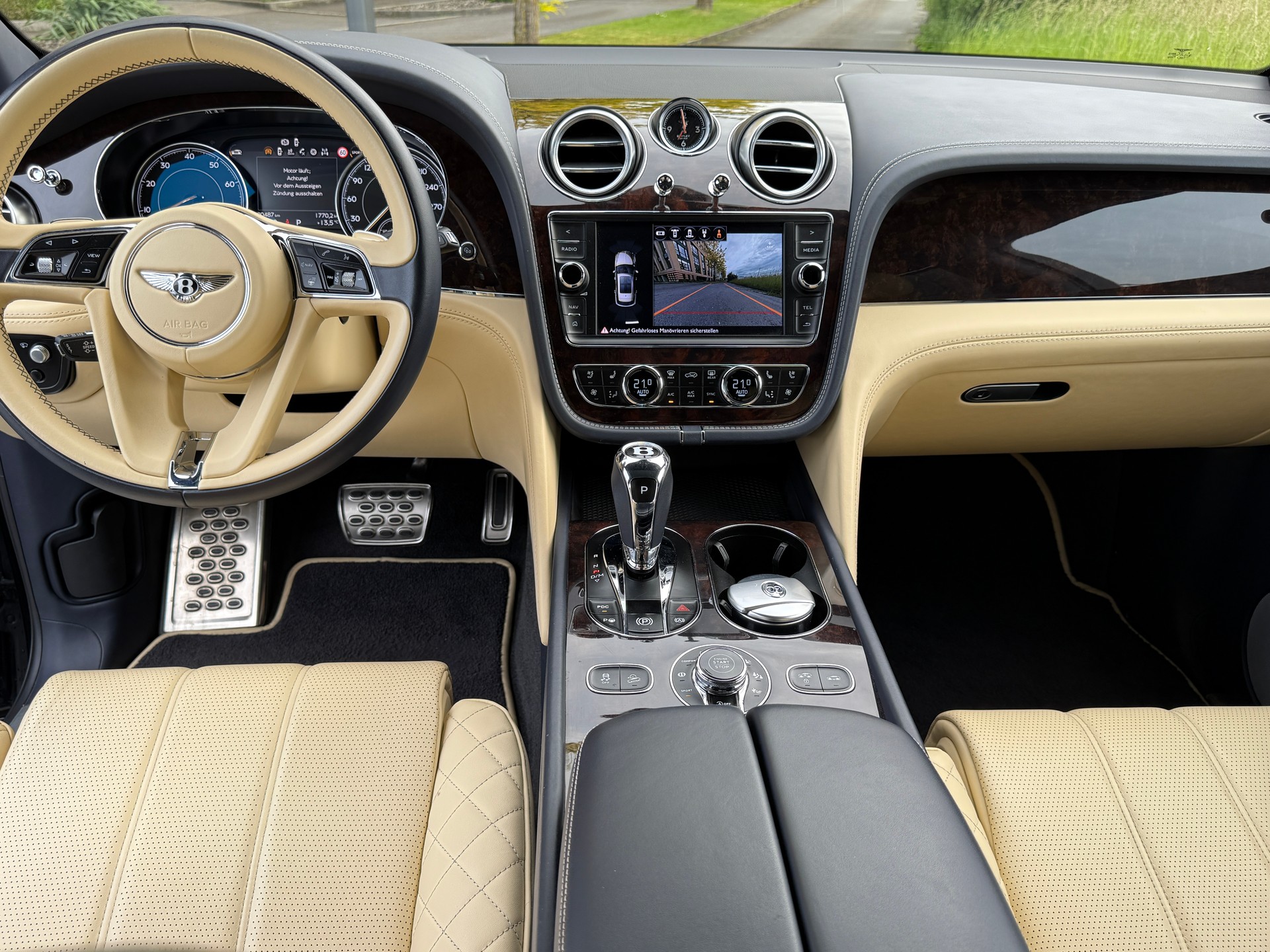 BENTLEY Bentayga V8-image-6