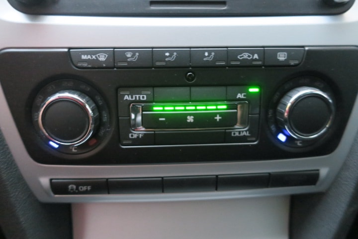 SKODA Octavia Combi 1.8 TSI Adventure 4x4-image-11